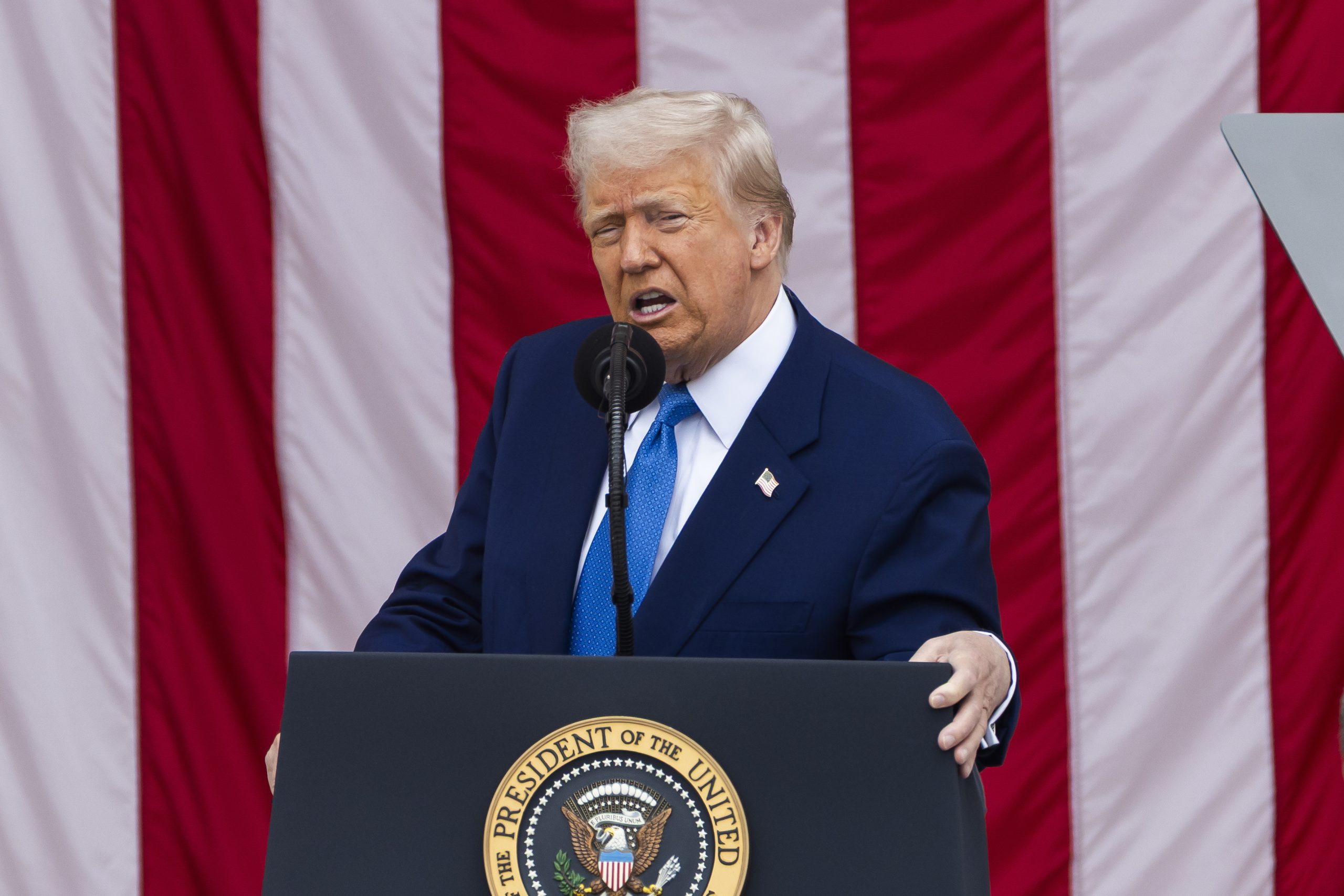 Trump avisa Putin de que está “a brincar com o fogo”