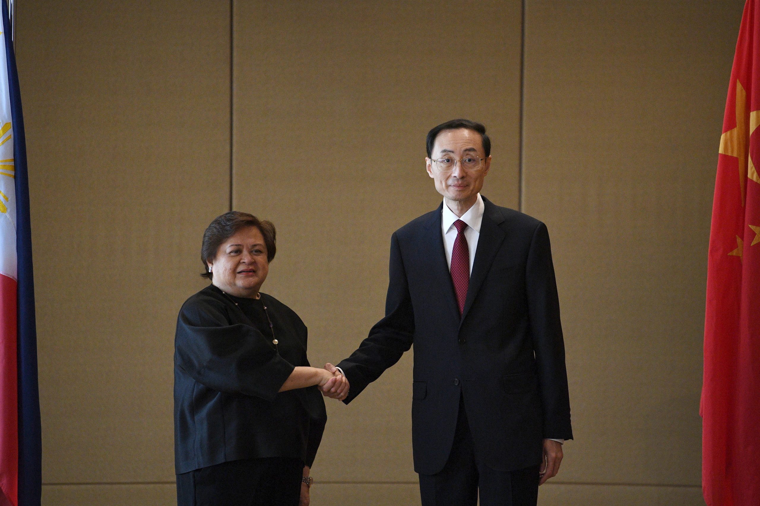Filipinas pedem à China para parar com intimidações no disputado mar do Sul da China