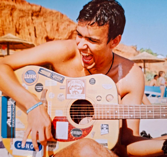Miguel Araújo anda à procura da sua primeira guitarra e está a pedir-lhe ajuda
