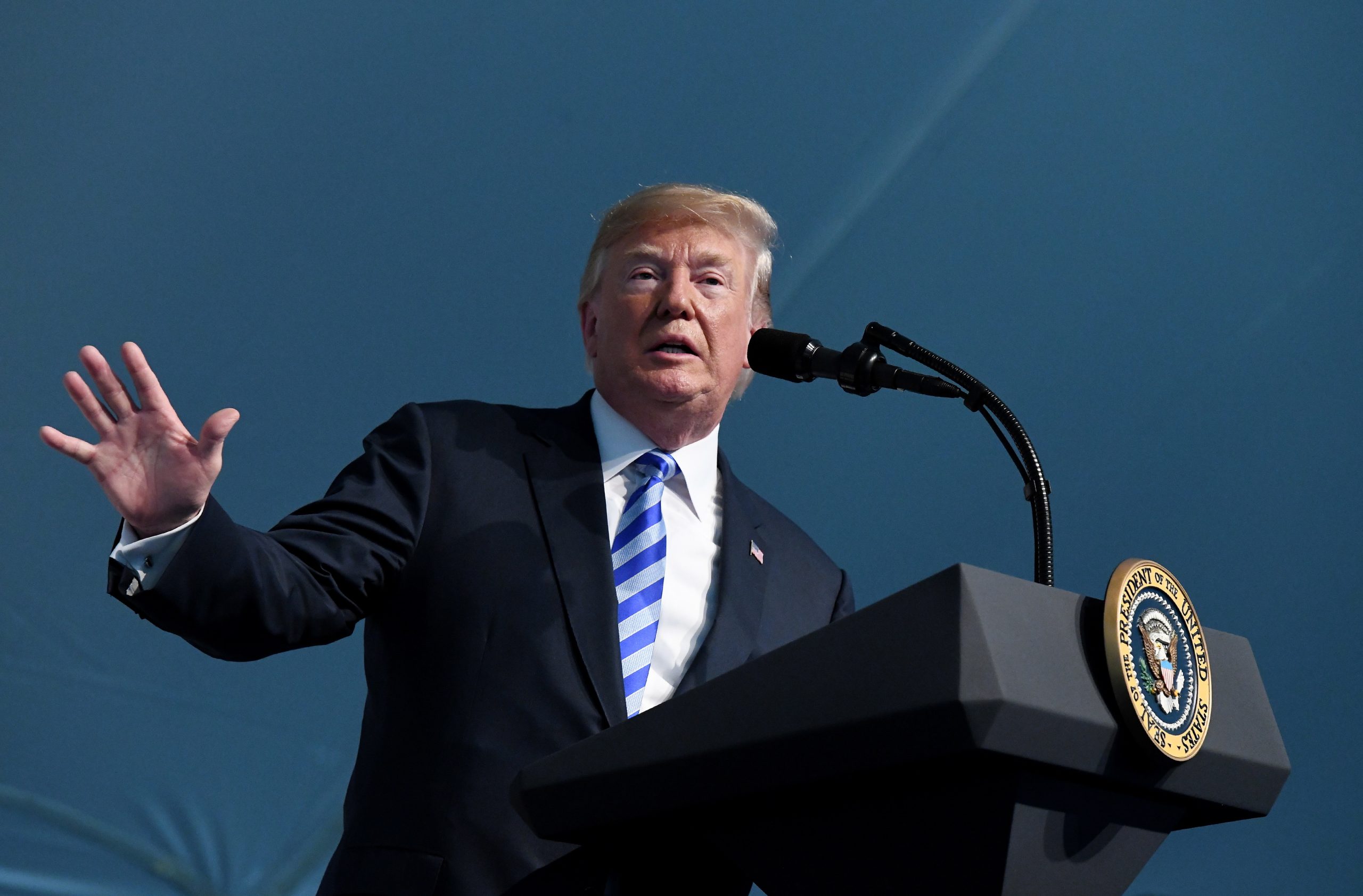 Trump ameaça parar exportações para países que mantêm direitos aduaneiros