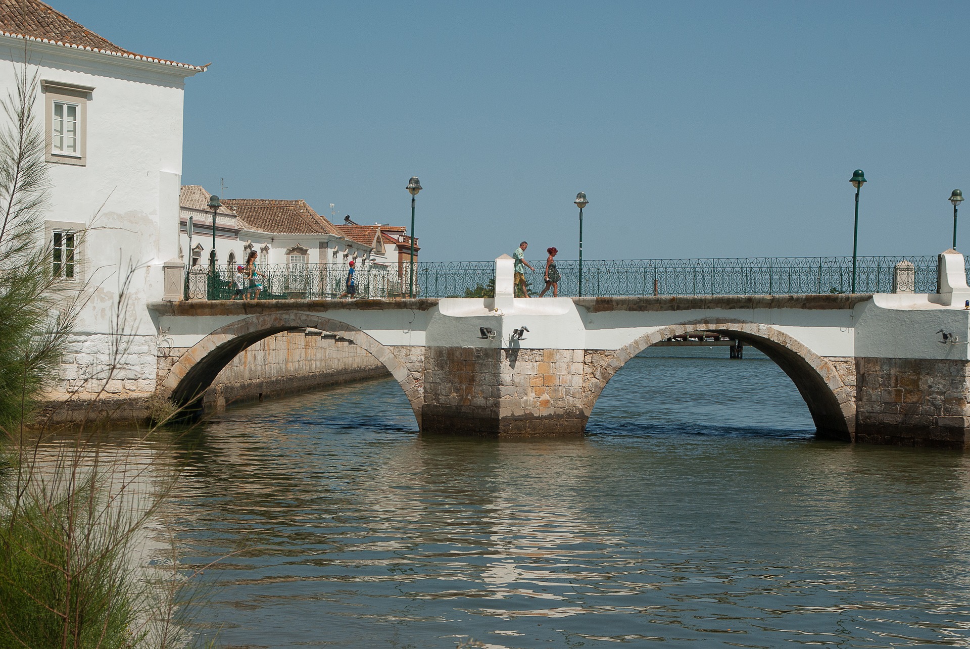 Associações relacionam dragagens no Rio Gilão com lixo que deu à costa em Tavira