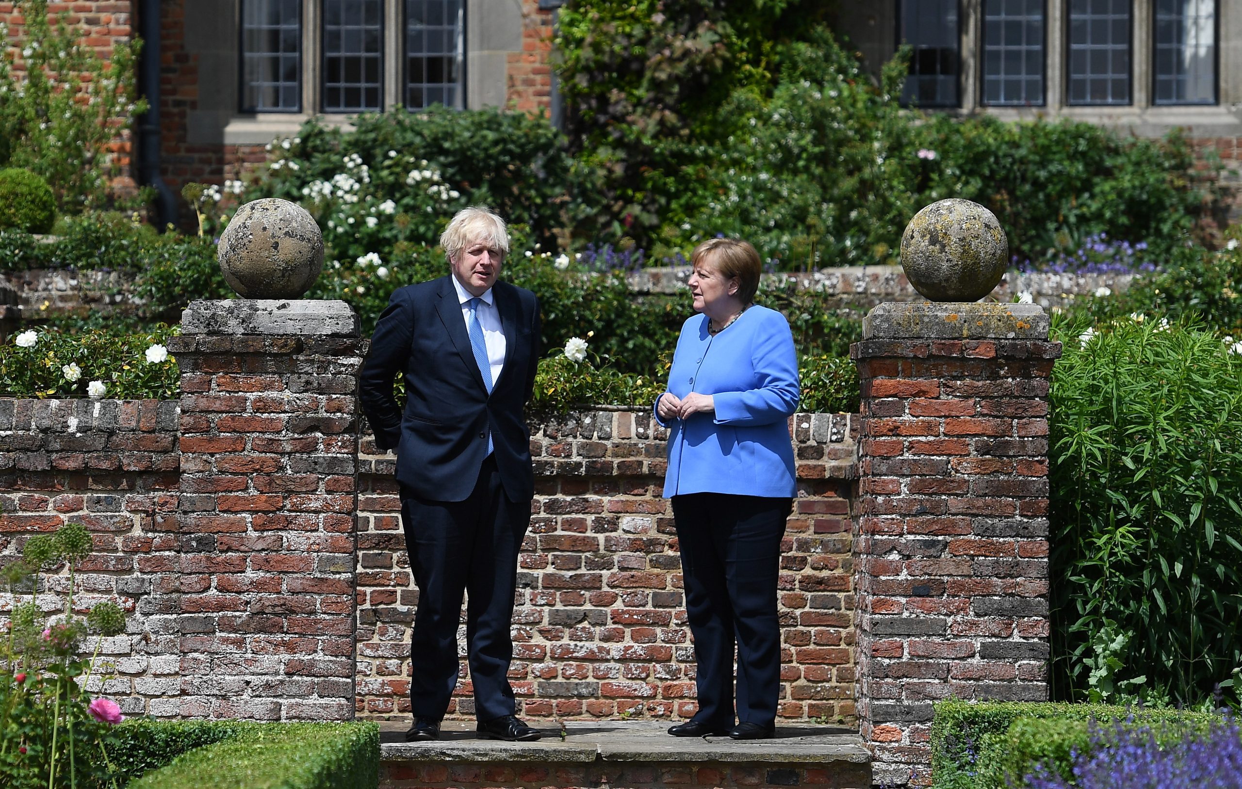 Brexit: Merkel diz confiar numa “solução pragmática” para protocolo irlandês