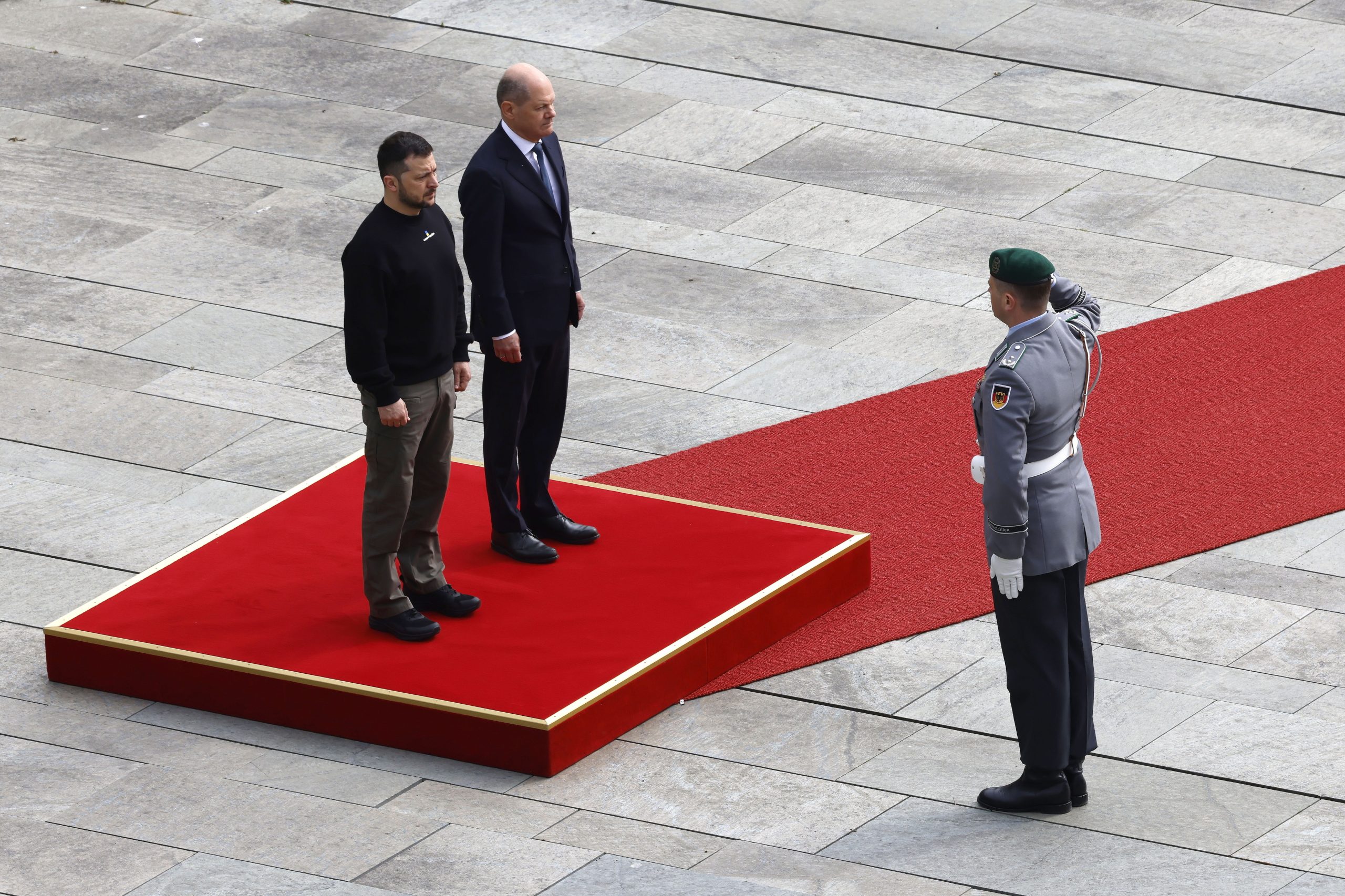 Zelensky recebido em Berlim com honras militares por Olaf Scholz