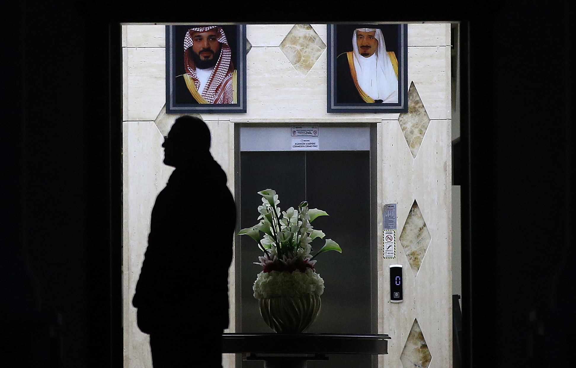 Jamal Khashoggi. Imagens de videovigilância mostram corpo a ser retirado do consulado em sacos
