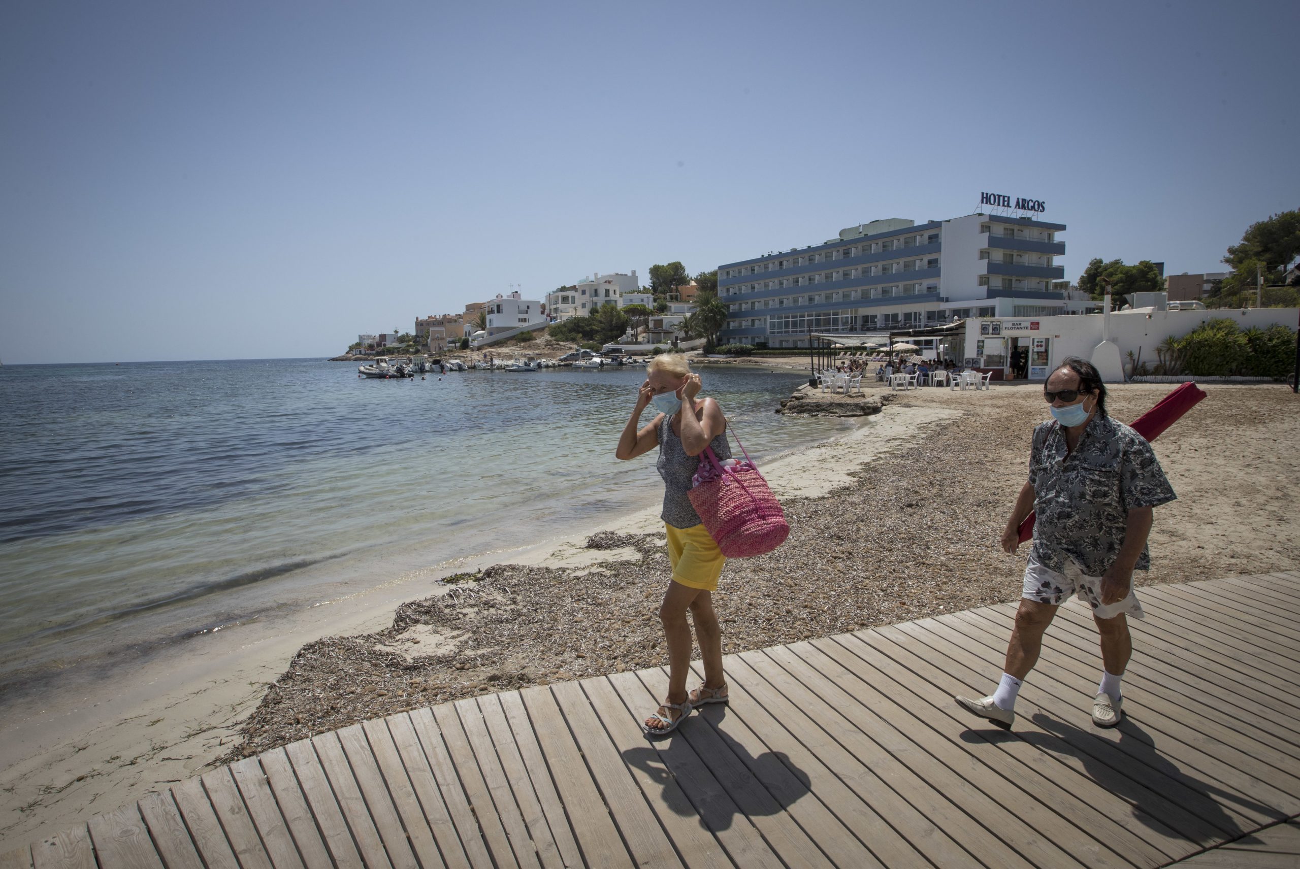 Covid-19: Ibiza planeia infiltrar “detetives” estrangeiros nas festas ilegais