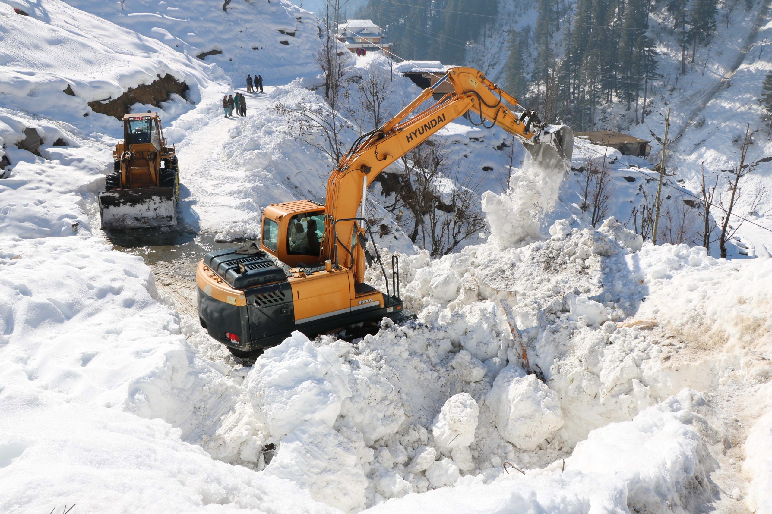 Avalanche mata pelo menos 19 pessoas em travessia de montanha entre o Afeganistão e o Paquistão