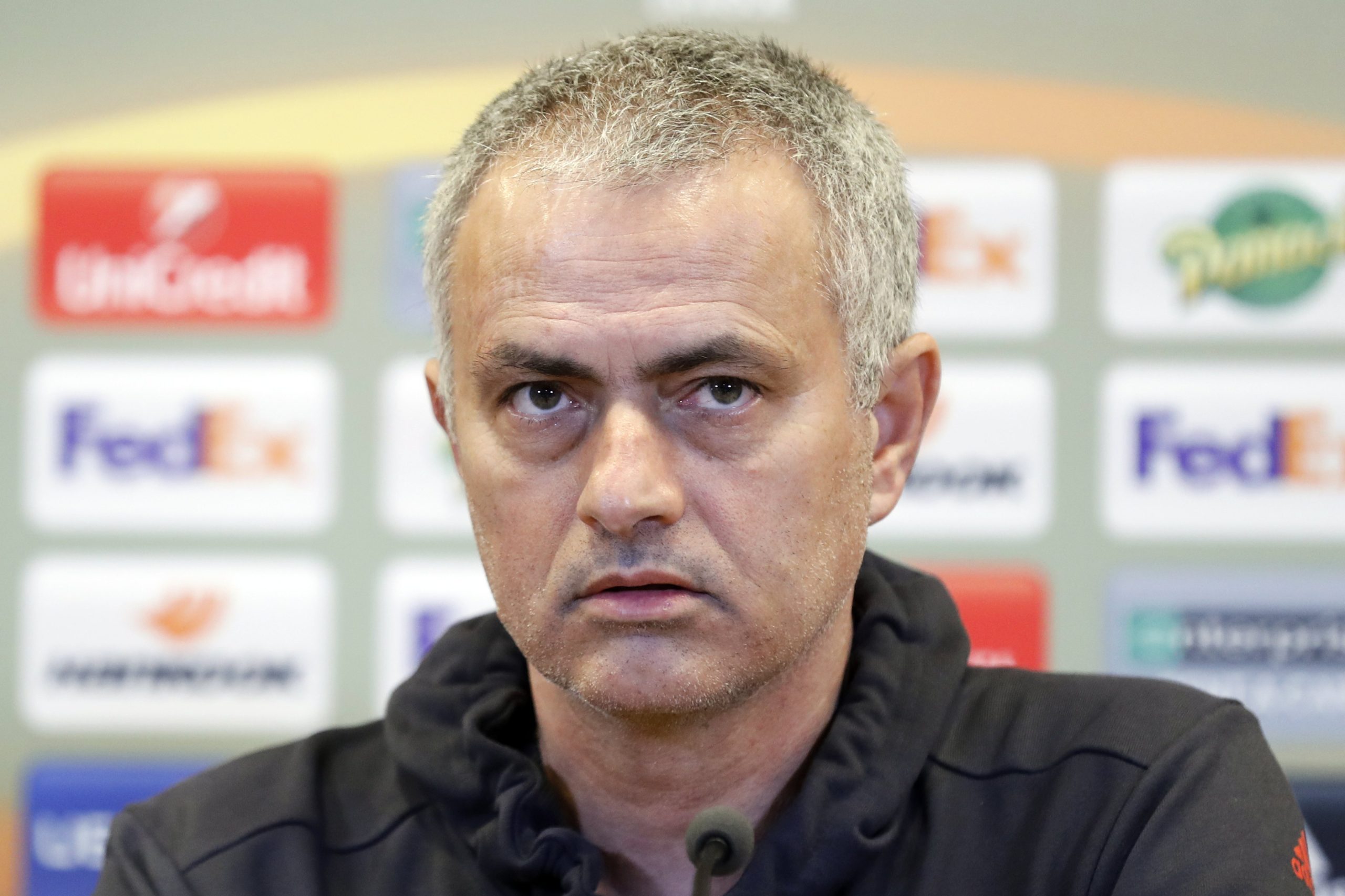 Ontem Mourinho, hoje Ranieri. Português estampa iniciais de colega na camisola em sinal de solidariedade