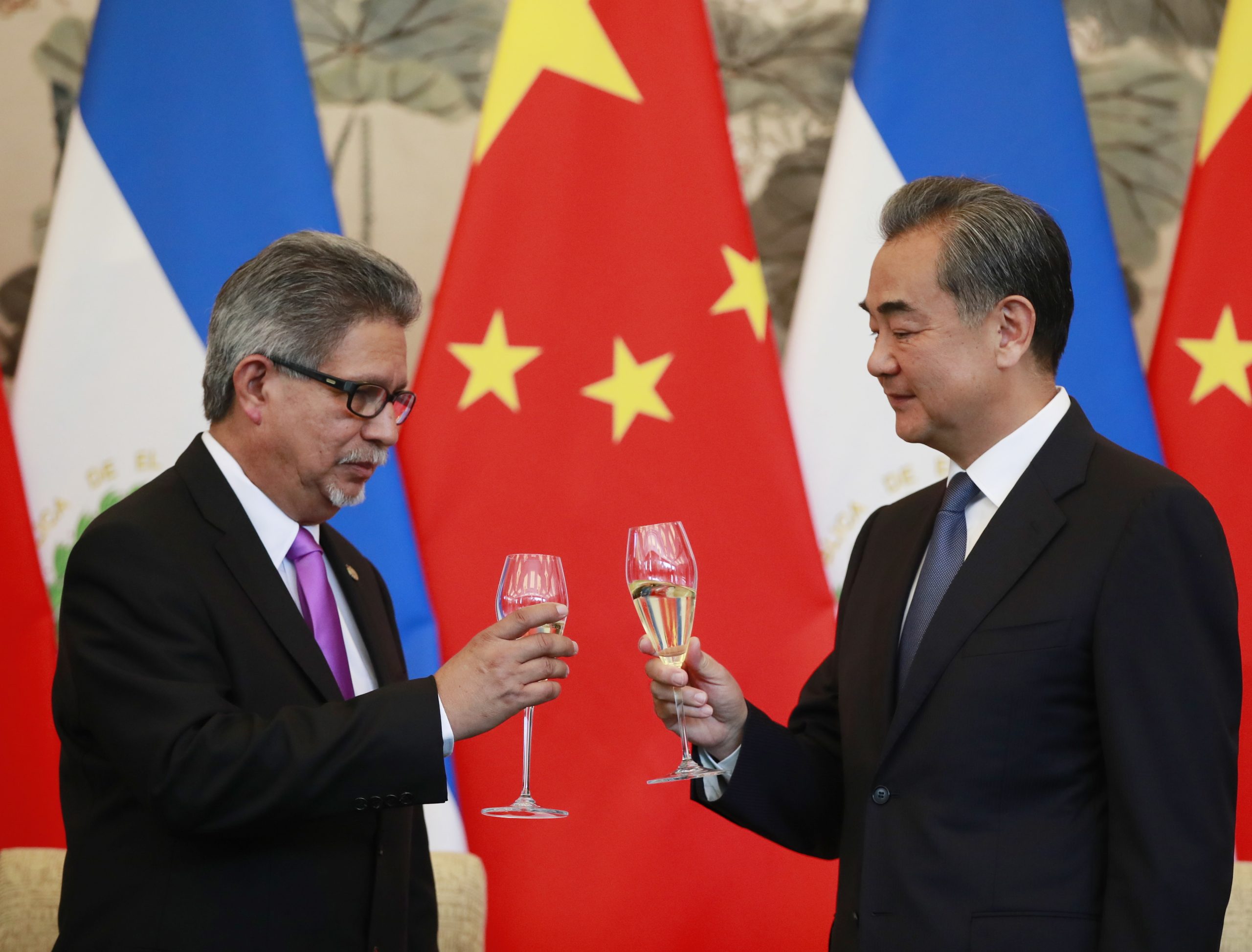 China e El Salvador estabelecem relações diplomáticas em Pequim, o que provocou rutura com Taiwan
