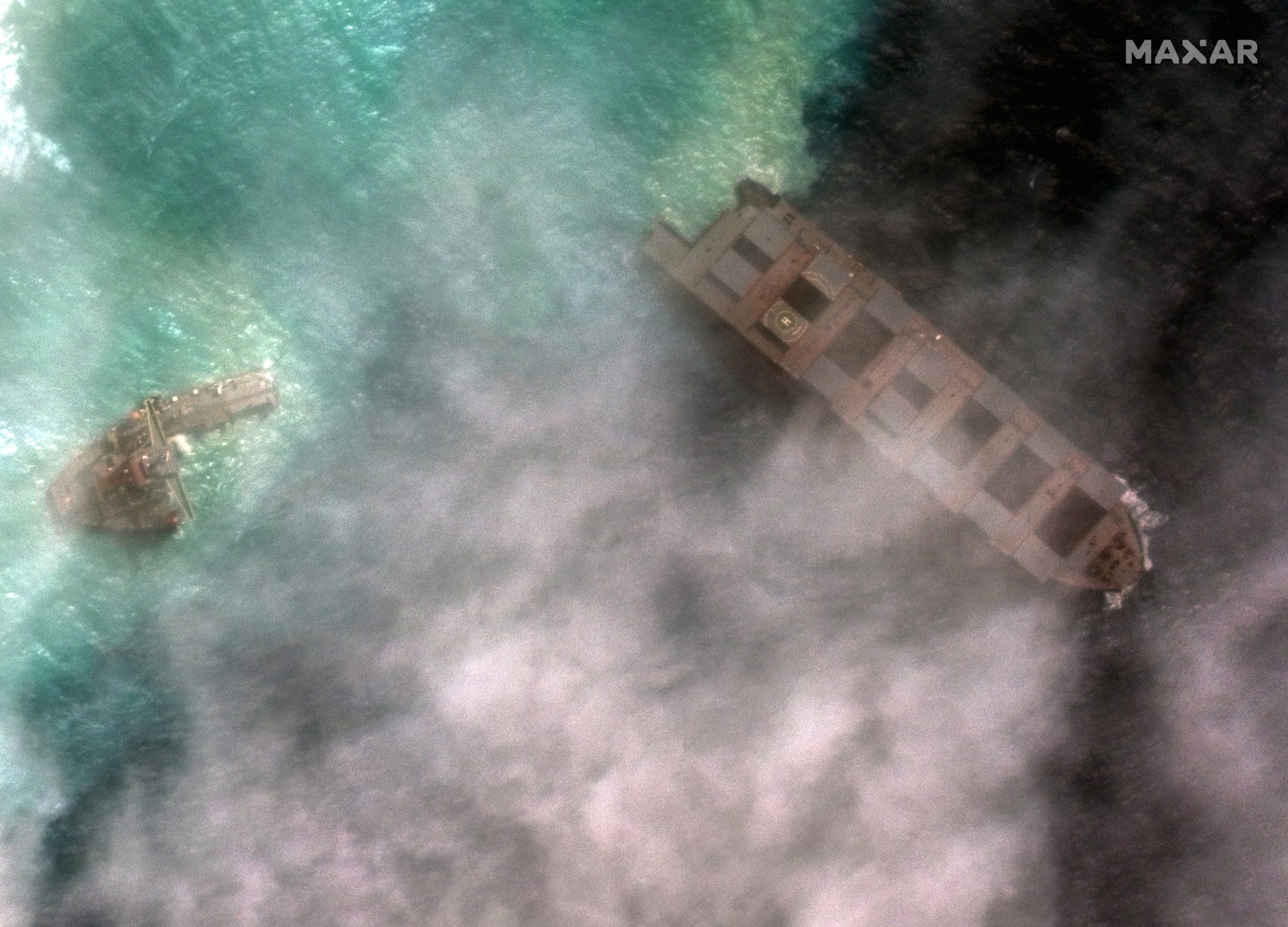 Afundada proa do navio que derramou combustível na costa das Maurícias
