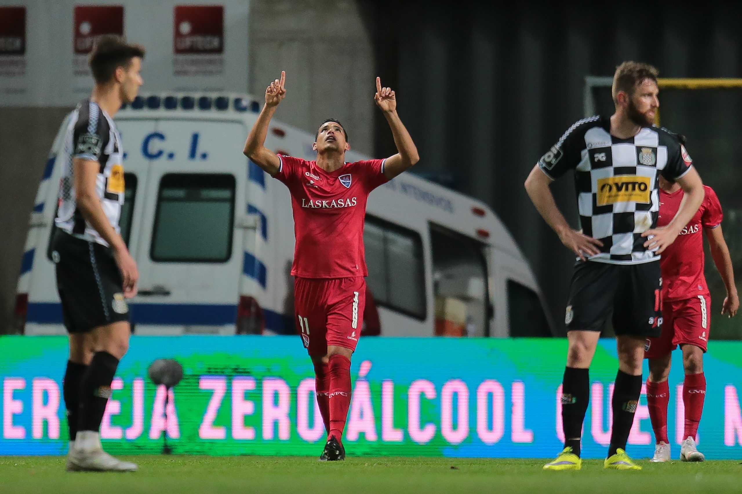 Gil Vicente vence no Bessa e ultrapassa Boavista na I Liga. João Afonso foi retirado de ambulância