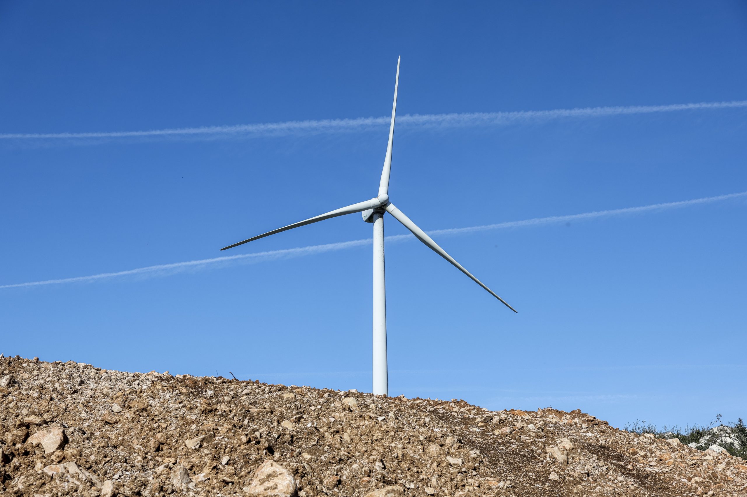Mundo aumenta energia limpa e 2023 foi ano recorde para instalações eólicas