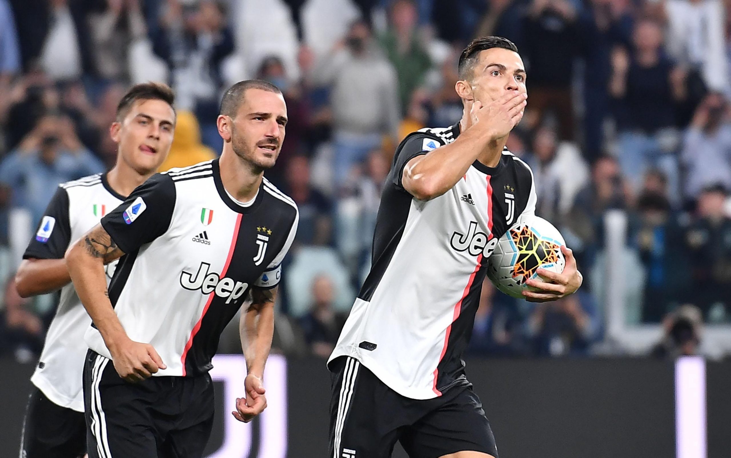 Ronaldo marca na vitória da Juventus frente ao Verona após golo de Veloso