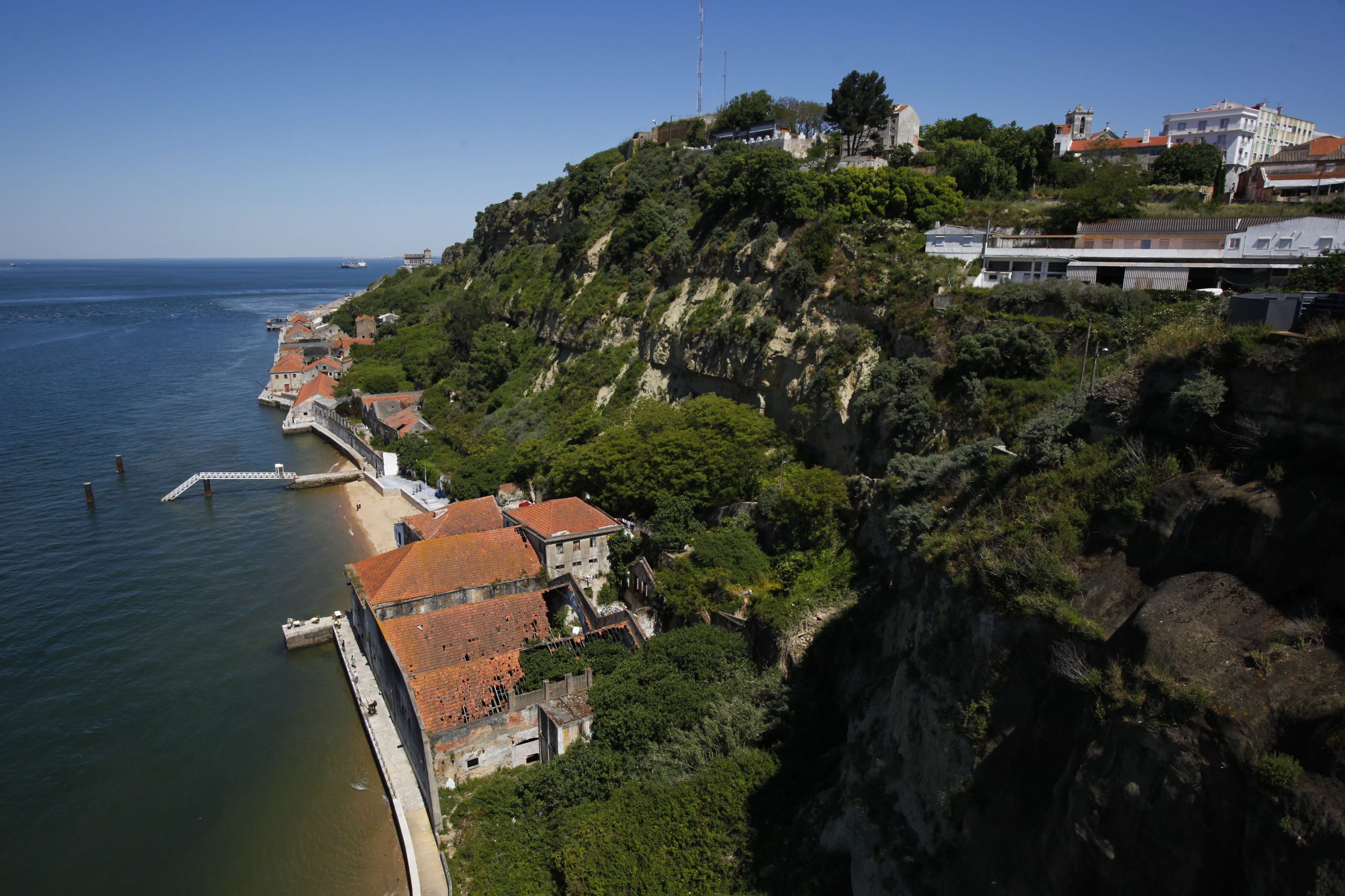 O que se passa com o Cais do Ginjal? Câmara de Almada e a Administração do Porto de Lisboa em braço de ferro sobre responsabilidade em zona emblemática do concelho