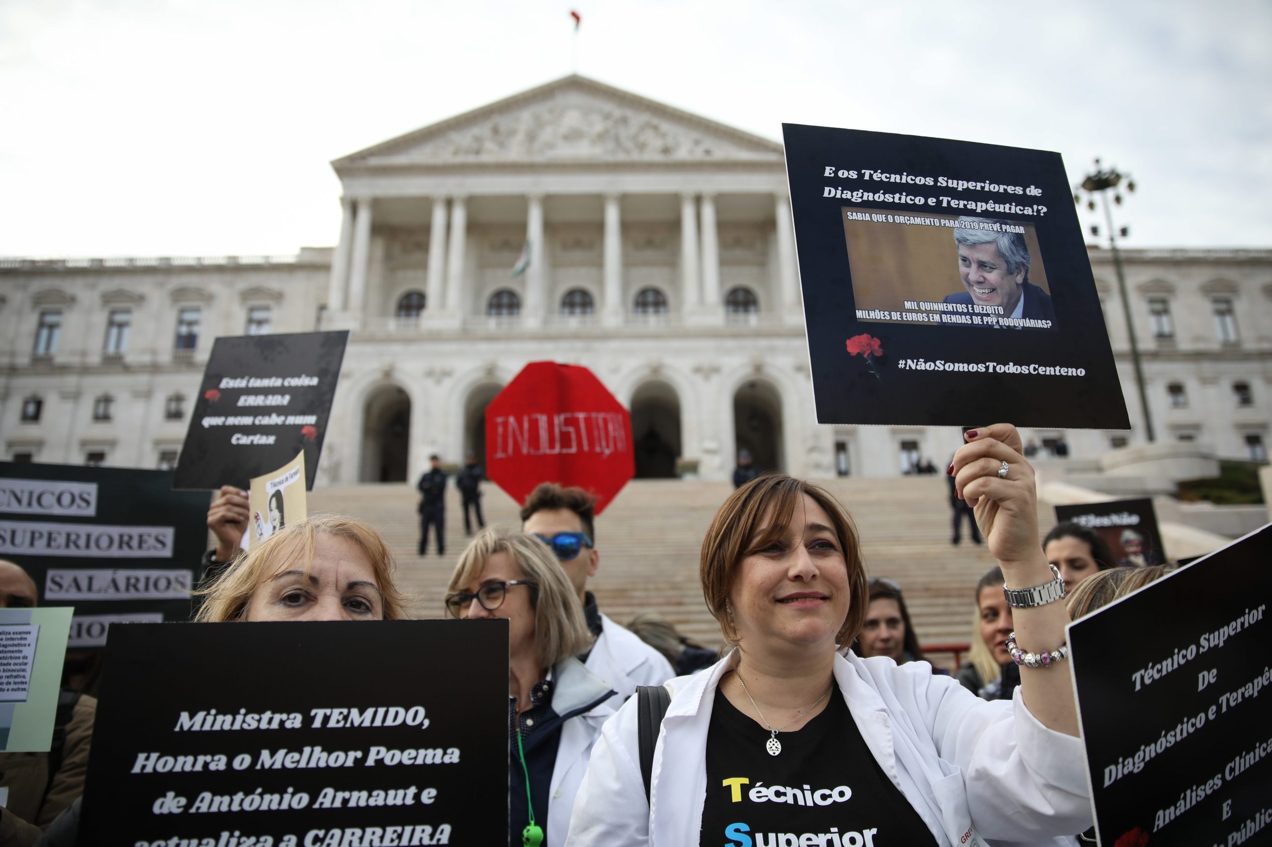 Milhares de técnicos de saúde pediram hoje justiça para a sua carreira frente à Assembleia da República