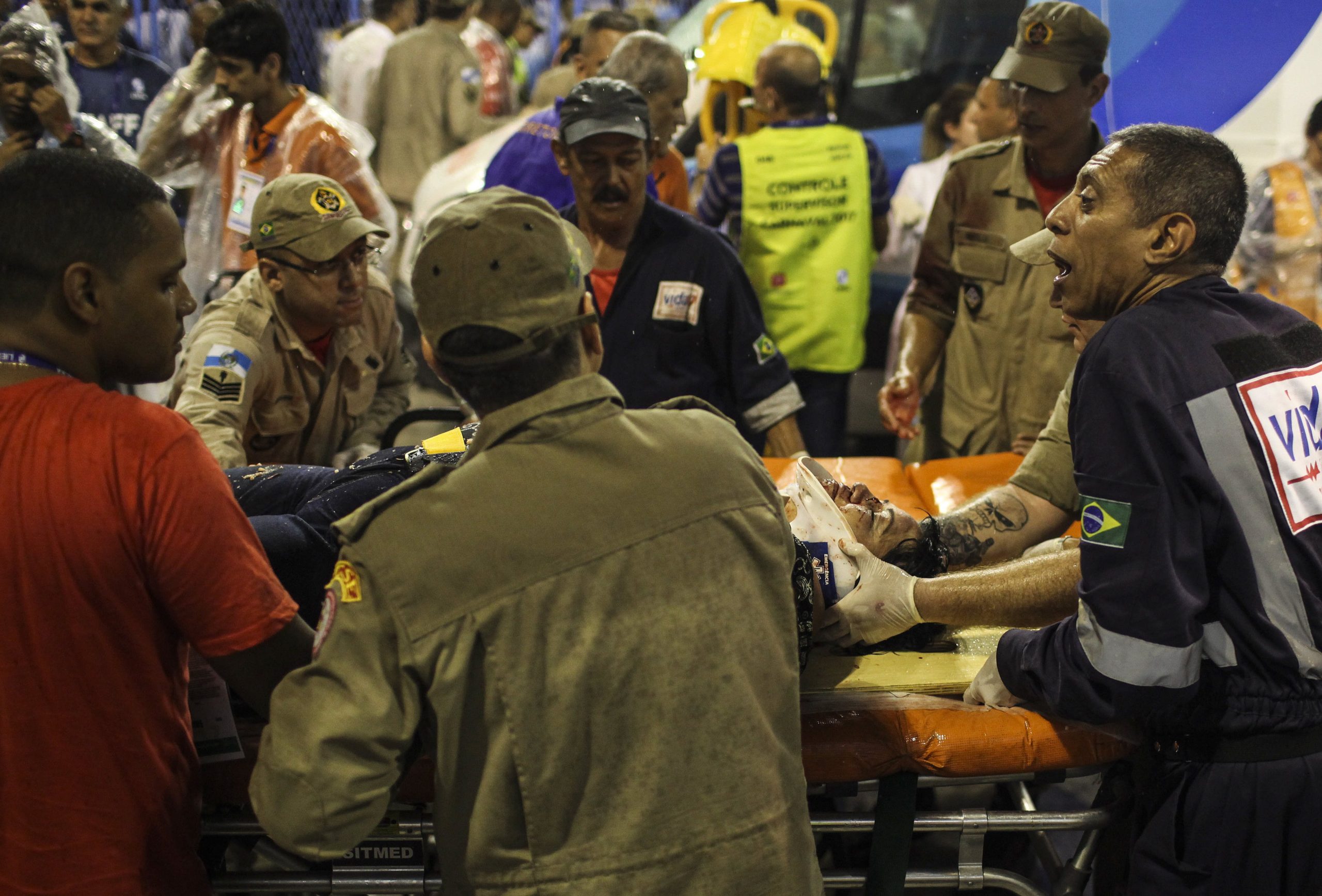 Acidente mancha abertura do Carnaval do Rio. Carro alegórico perde controlo e faz 20 feridos