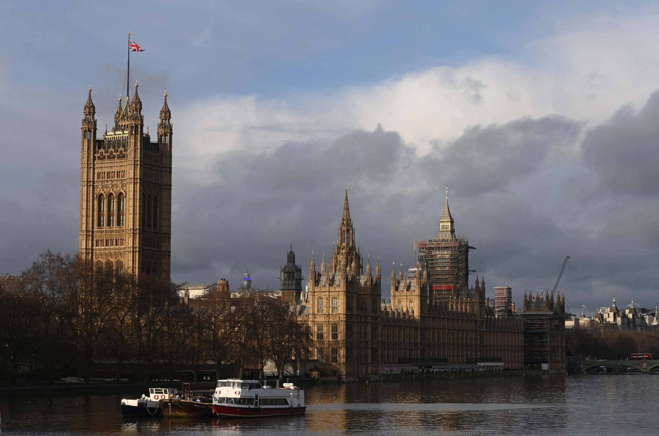 Incêndio em Londres “controlado” pelos bombeiros