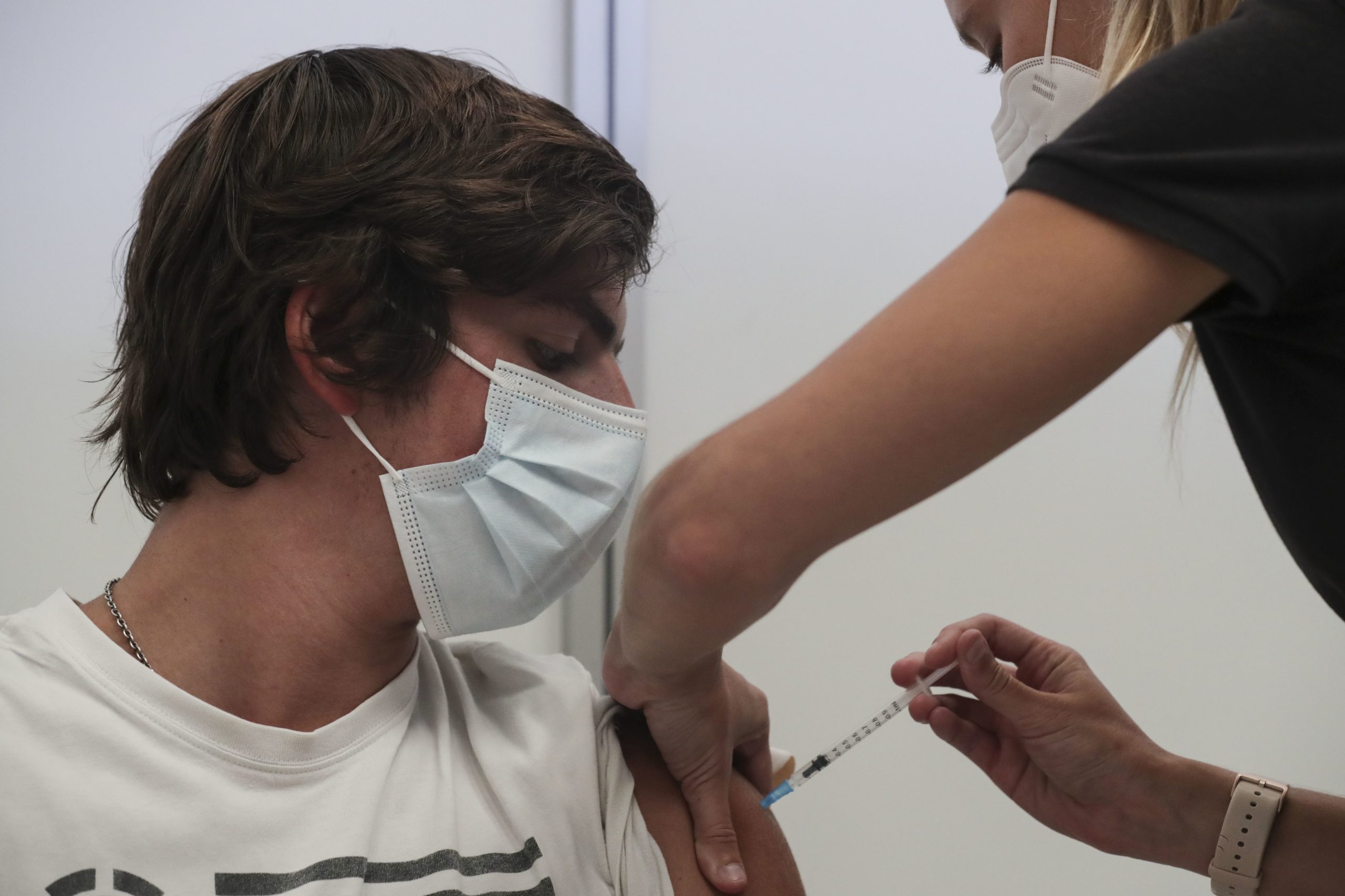 Mais de 84% dos jovens dos 12 aos 17 anos com pelo menos uma dose da vacina