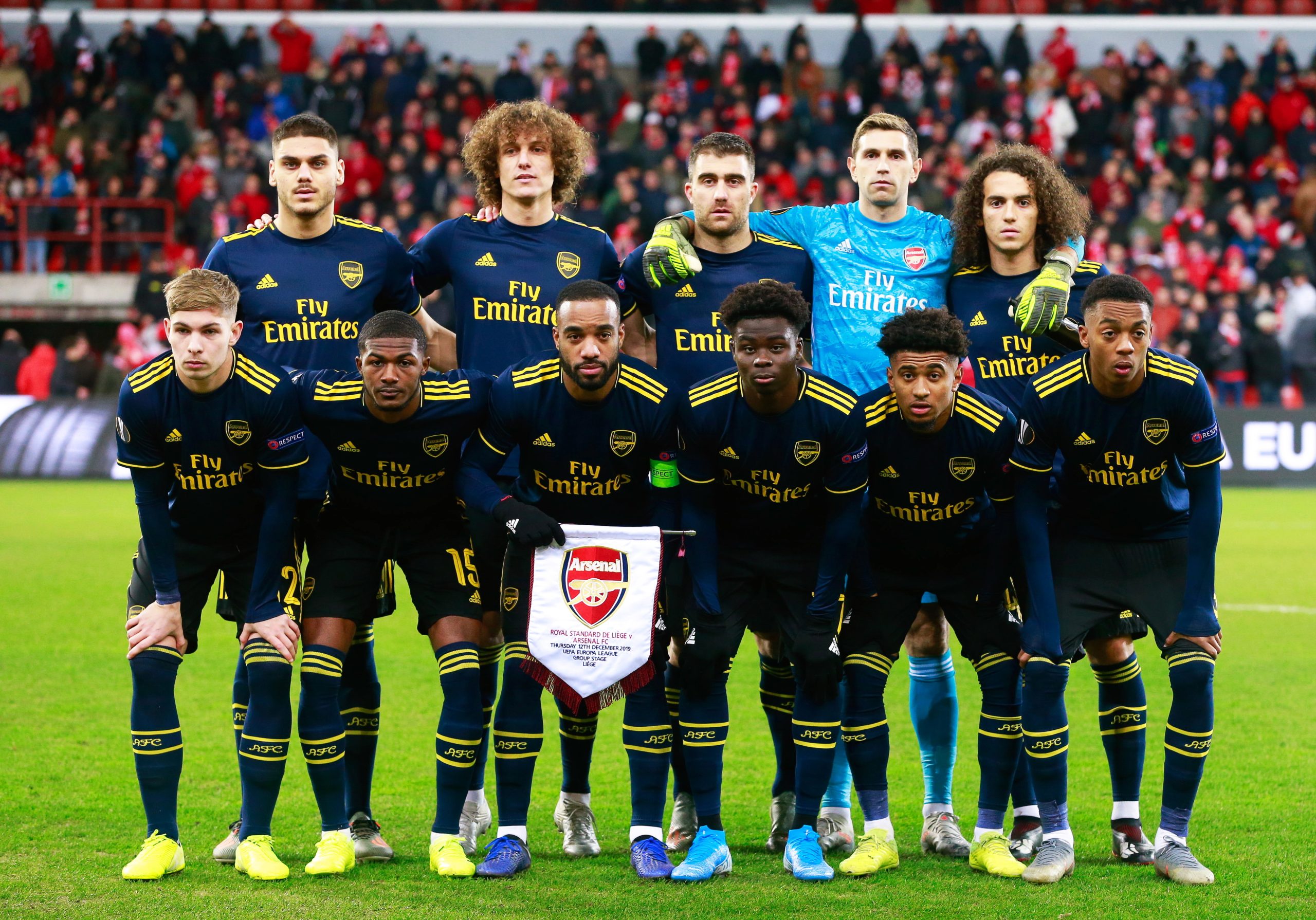 Jogadores e treinadores do Arsenal doam um dia de salário para ações solidárias