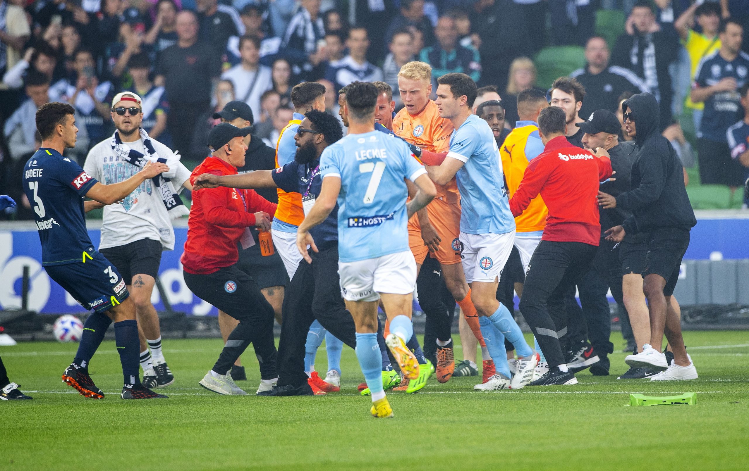 Guarda-redes agredido por adeptos no dérbi de Melbourne com Nani em campo
