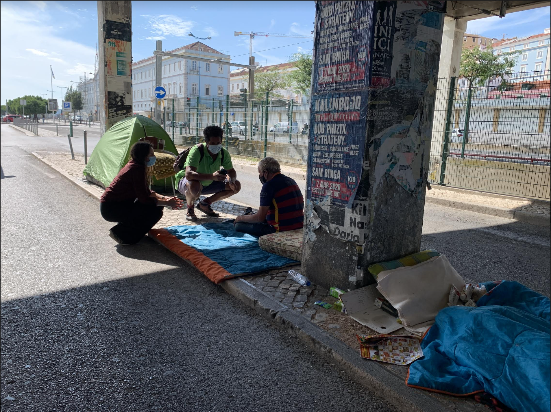 “Não podem estar em tendas dentro da cidade.” Moedas defende centros de acolhimento de imigrantes sem documentos