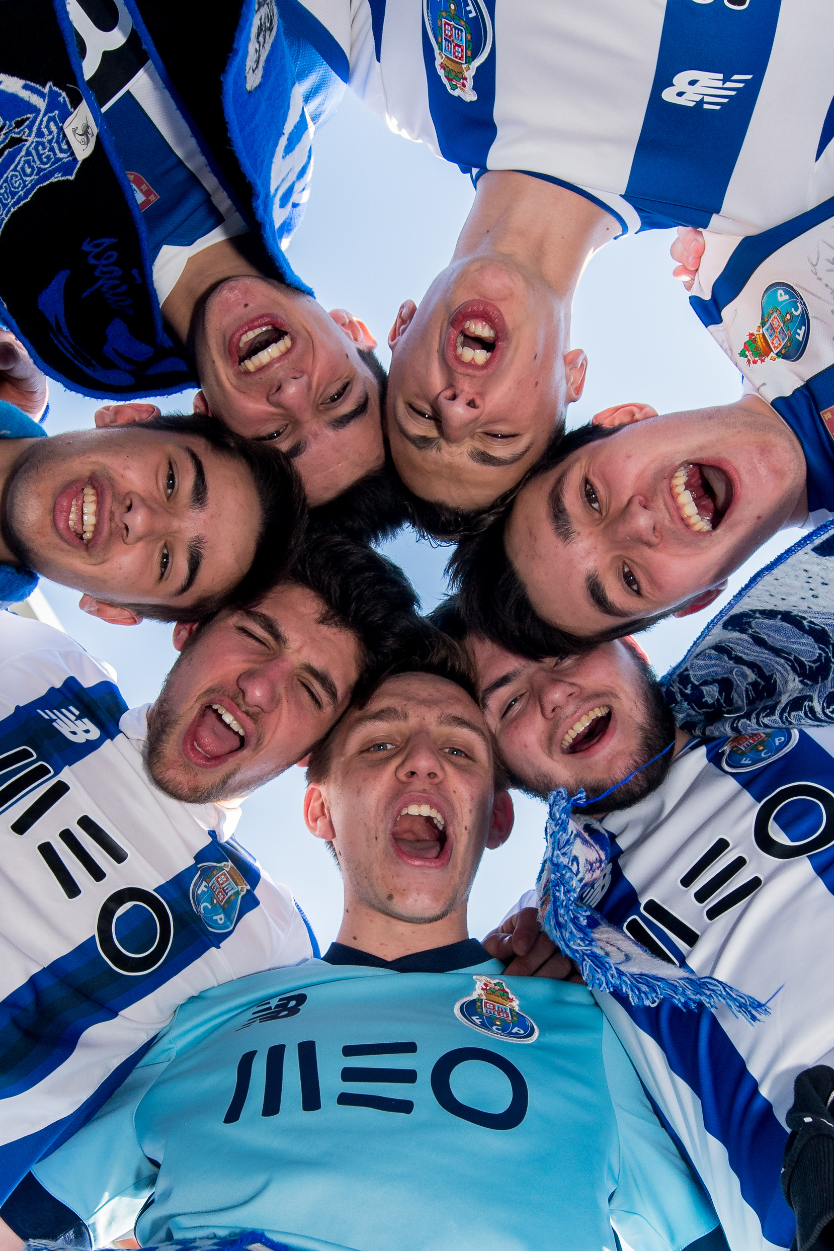 Festa do Dragão chegou a Paris. Pequeno grupo de adeptos juntou-se nos Campos Elísios