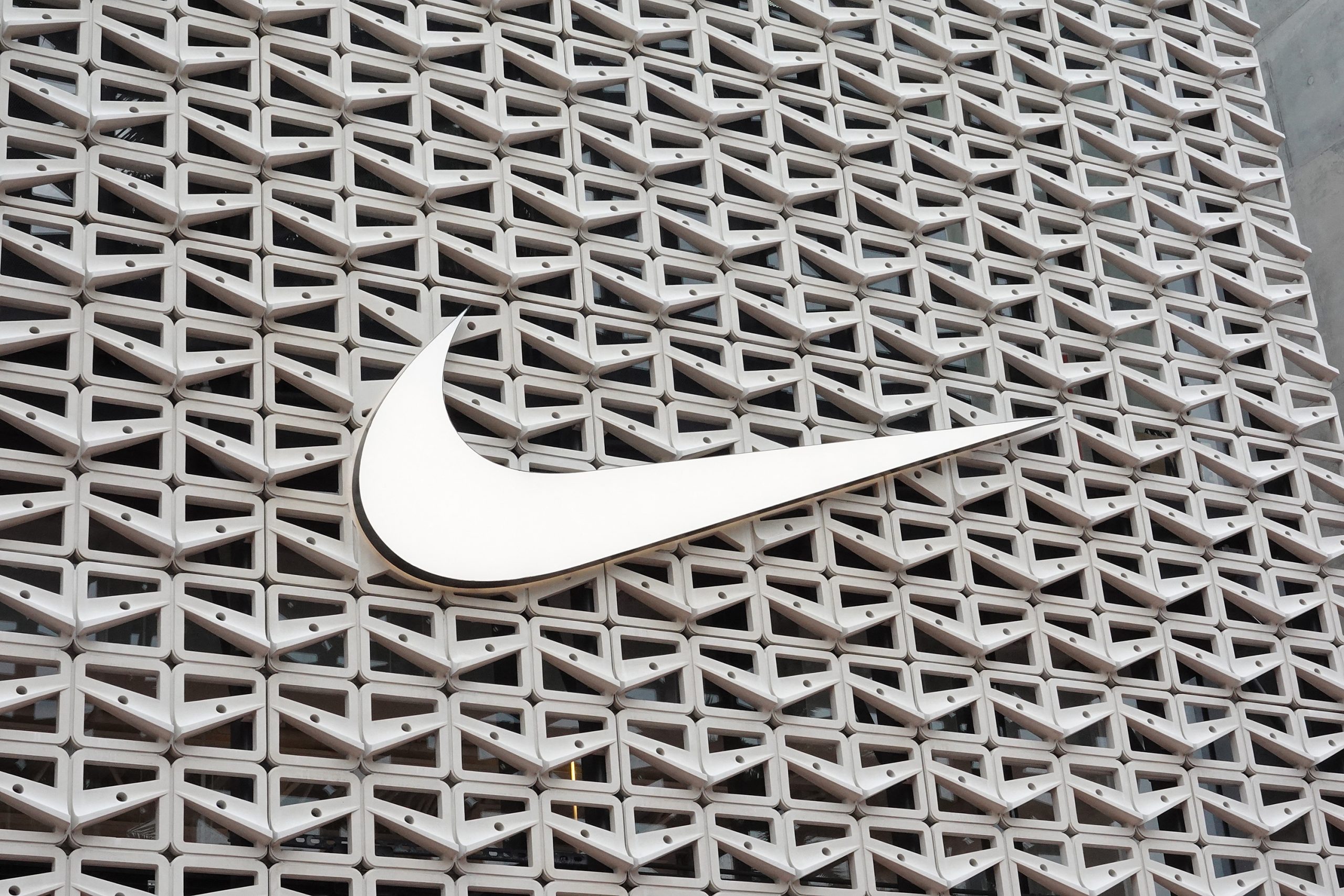 Nike abandona definitivamente o mercado russo e não vai reabrir as suas lojas