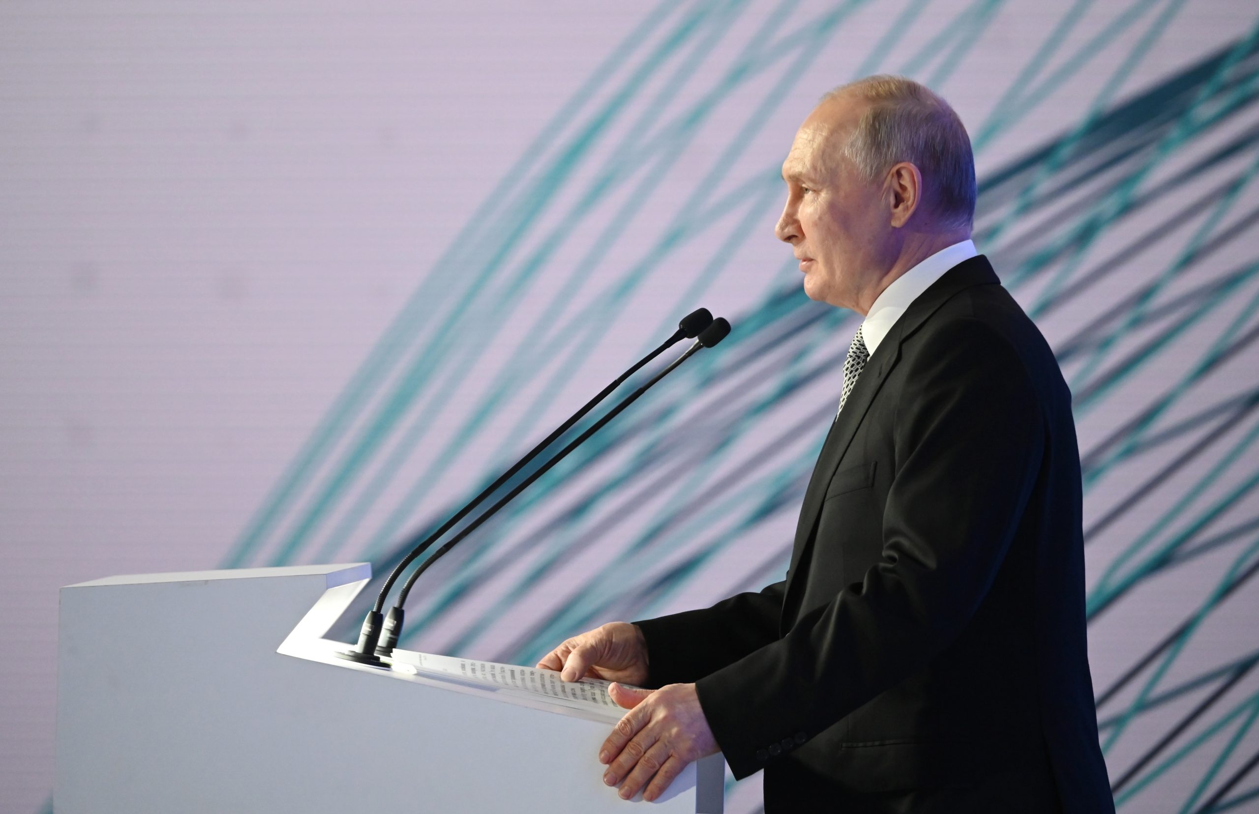 Putin diz que tem “boa reserva” de bombas de fragmentação e ameaça utilizá-las