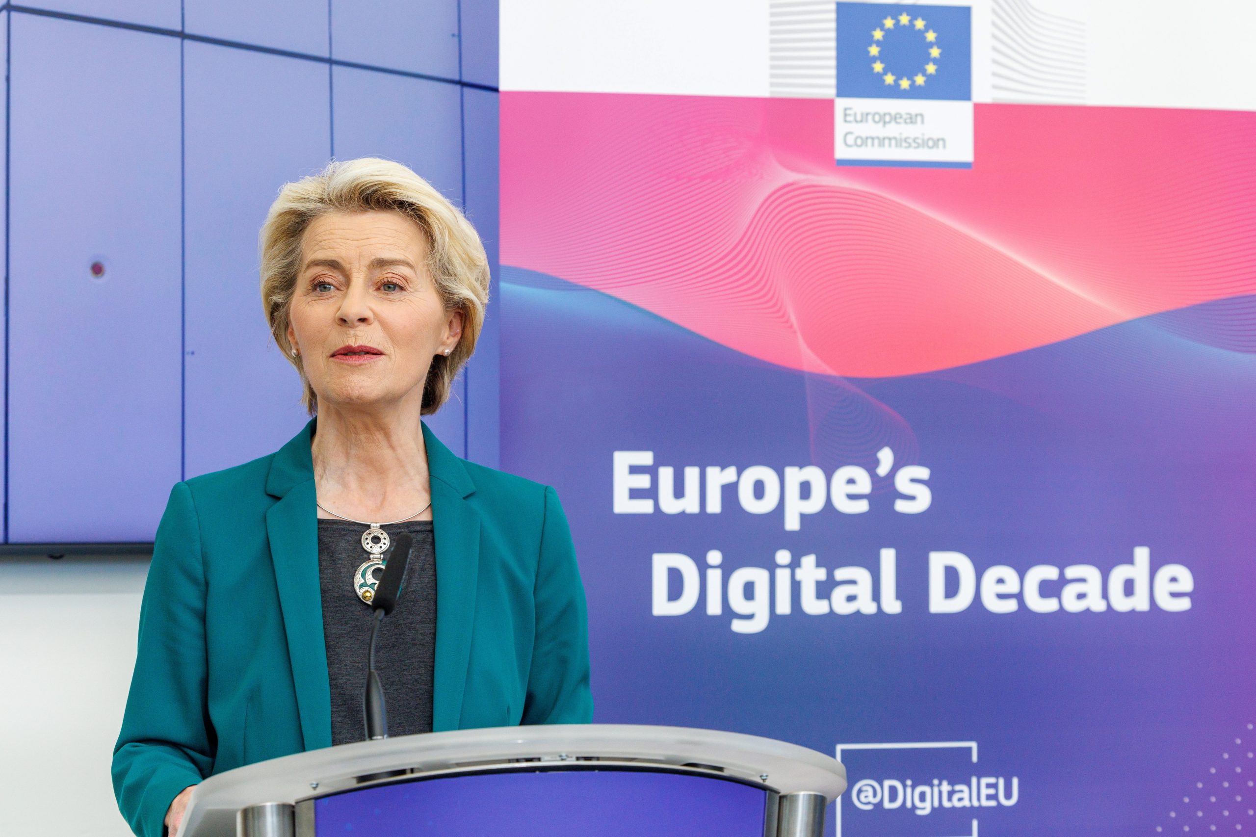UE incute valores europeus no digital com novas regras para plataformas