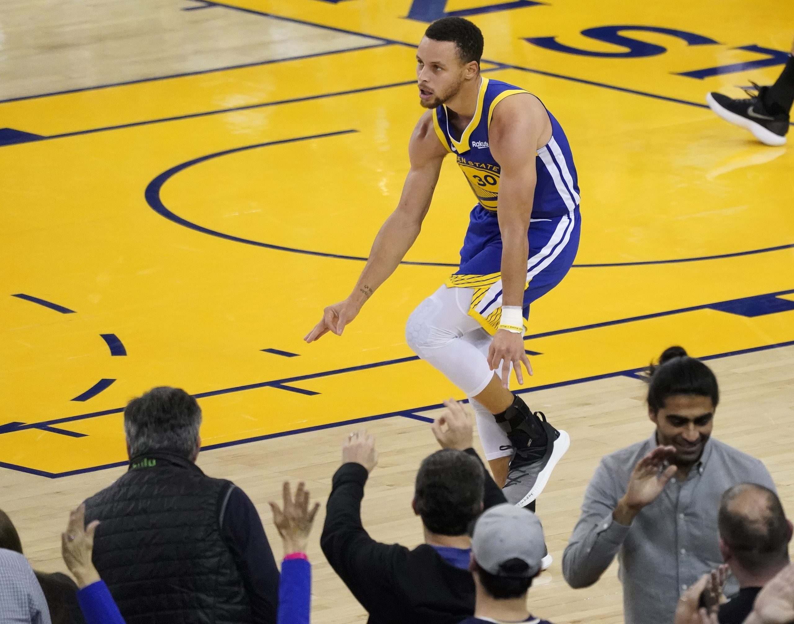Curry sobe ao terceiro lugar de jogador com mais triplos na NBA