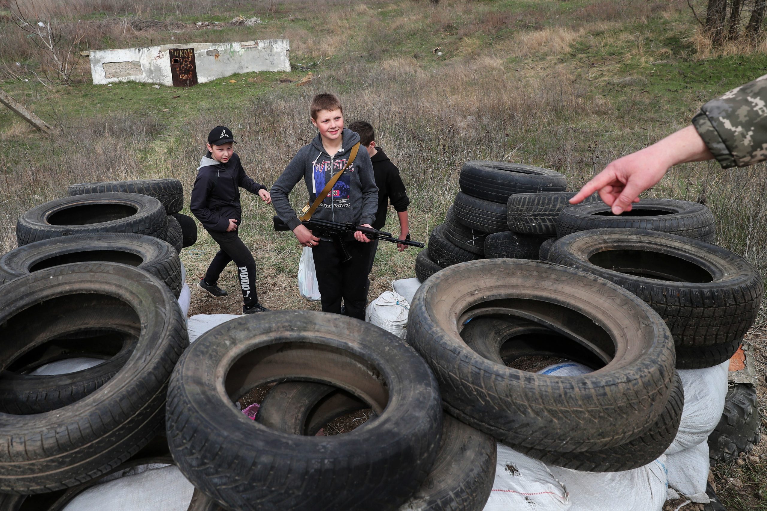 Em Odessa, Ivan, Maxim e Dennis brincam à guerra dos adultos com ‘checkpoint’ para vigiar espiões russos