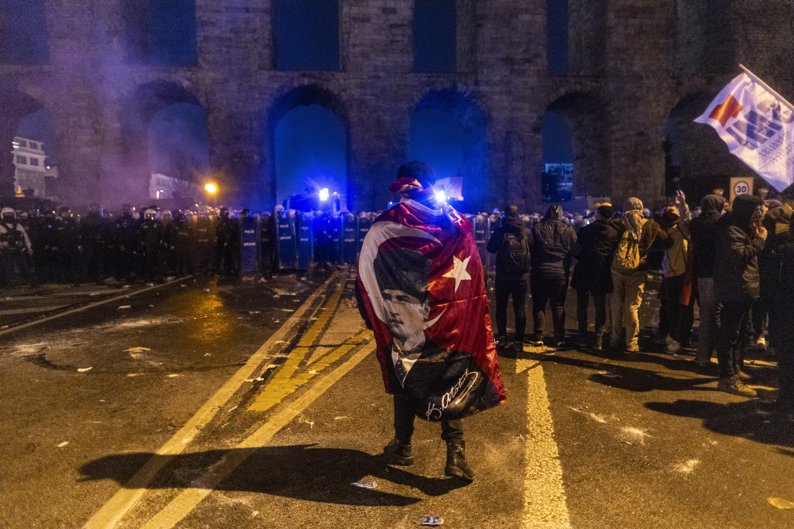 Os maiores protestos da década. Manifestações e prisões continuam na Turquia