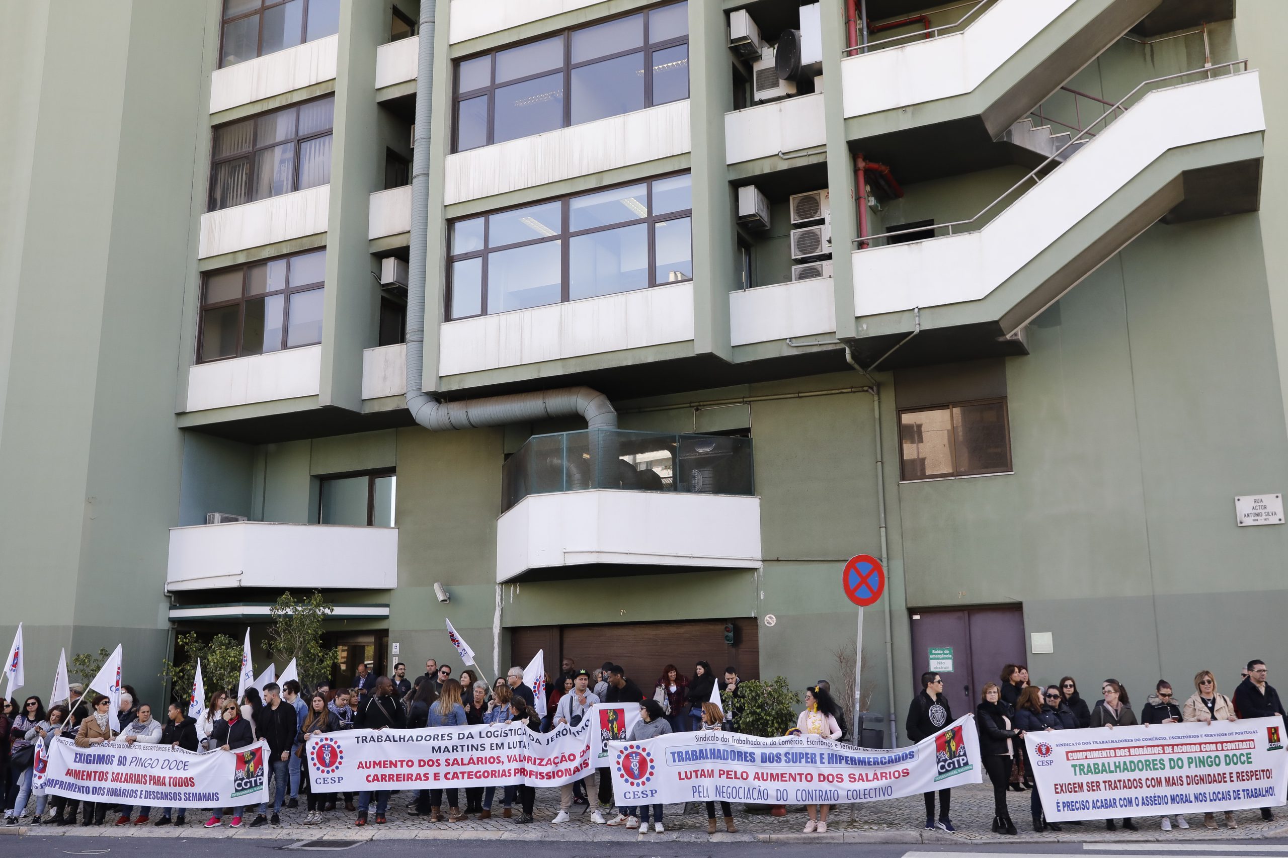 Trabalhadores do Pingo Doce protestam junto à sede e pedem contrato coletivo