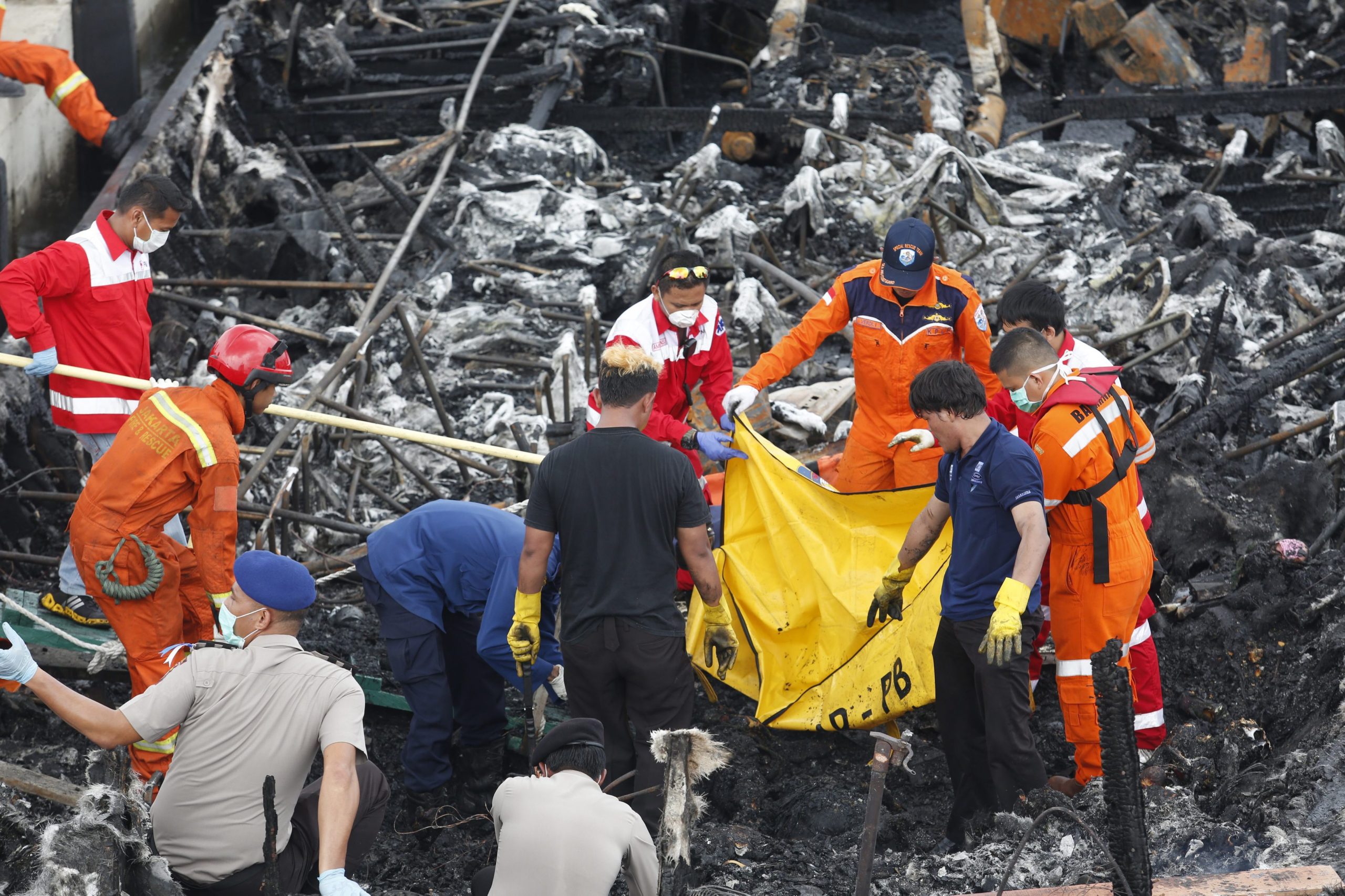 Detido capitão de ferry que se incendiou na Indonésia e causou pelo menos 23 mortos