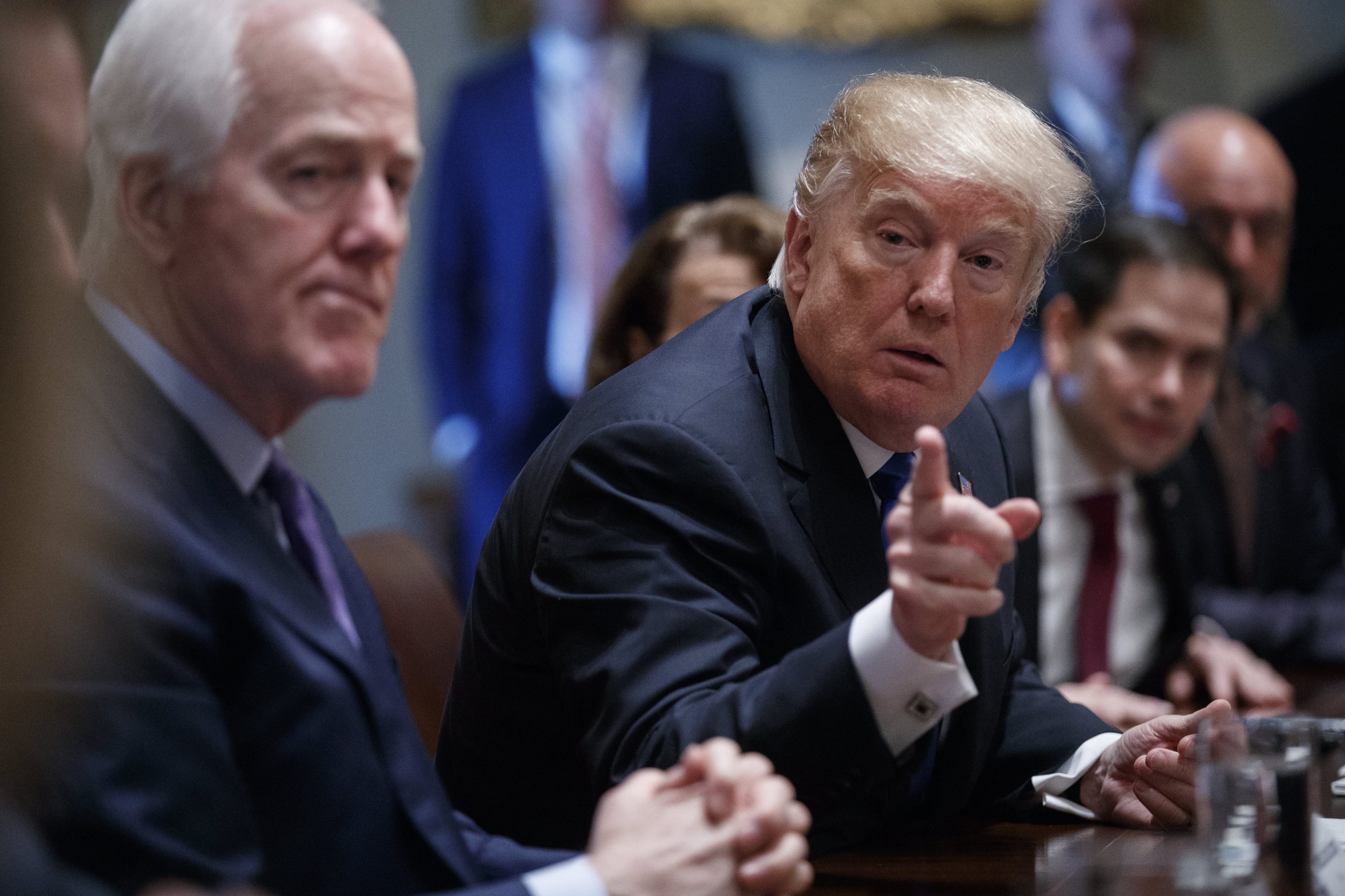 Trump pede ao Congresso lei bipartidária para reduzir armas e afasta-se da NRA