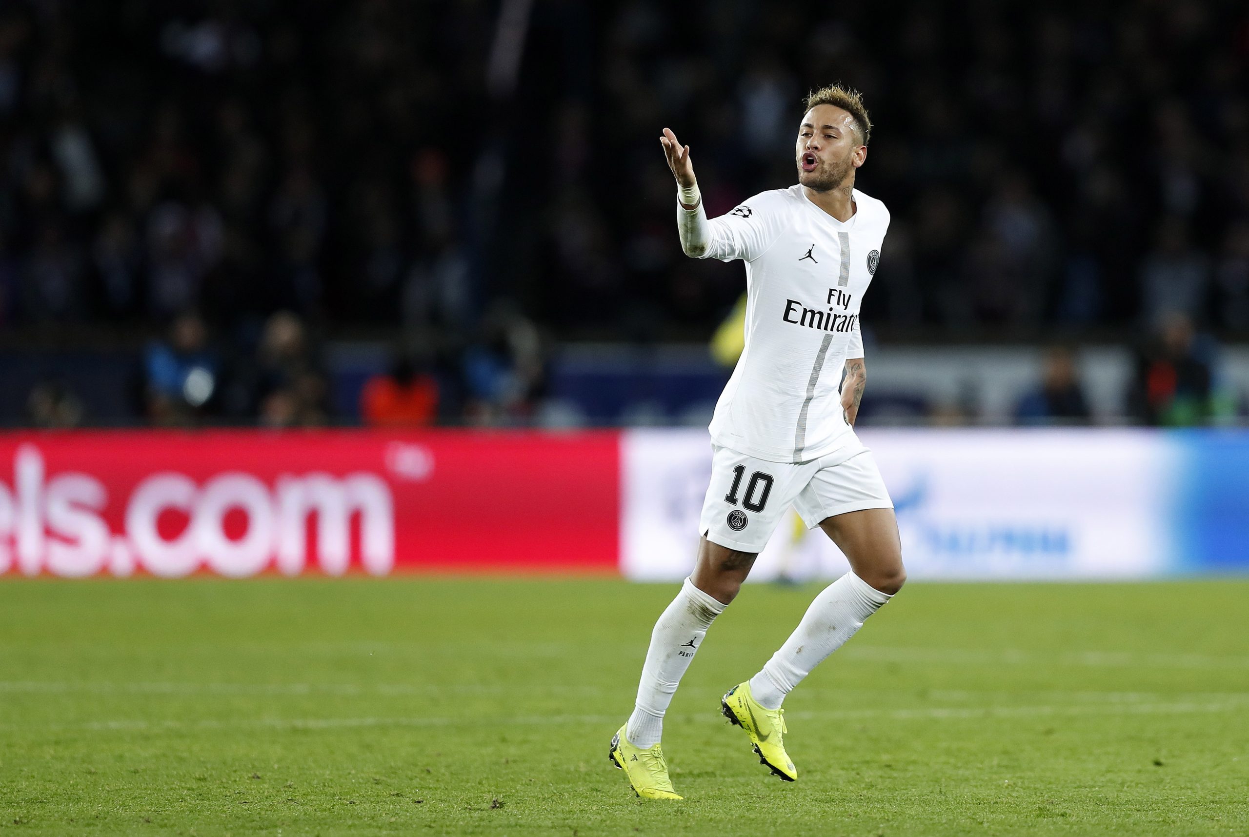 Irá Neymar ficar na sombra de Pelé, Romário, Ronaldo e Ronaldinho?
