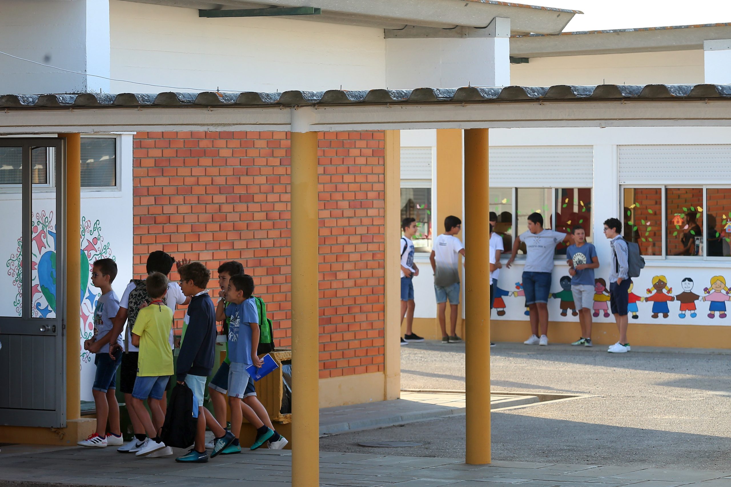 Amianto será removido em mais de 250 escolas de Lisboa, Alentejo e Algarve