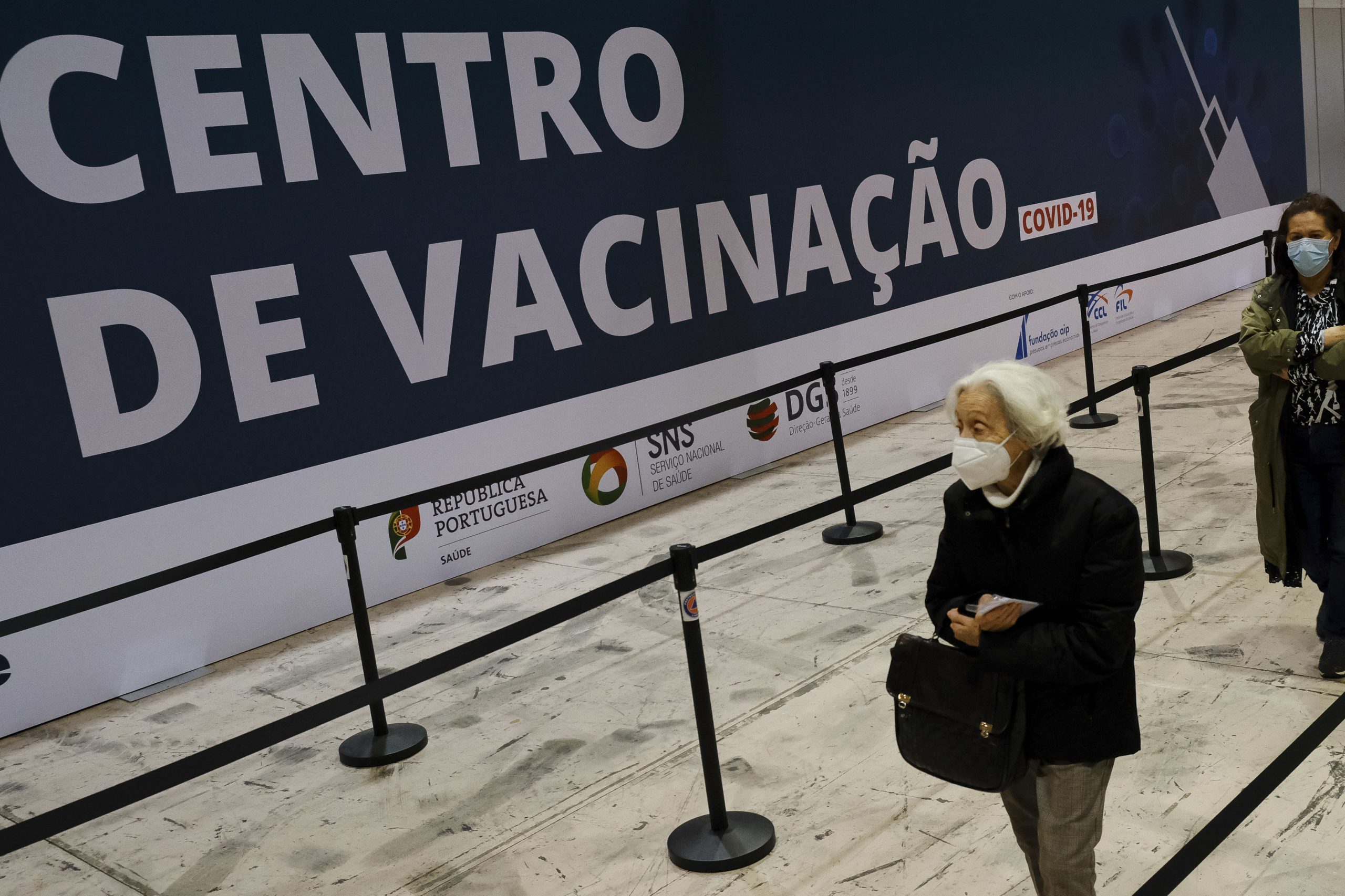 Covid-19: Mais de 24 mil casos de reações adversas a vacinas até final de março
