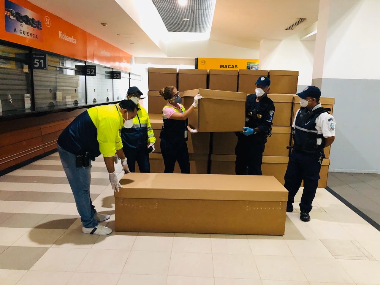 Covid-19: “Um funeral digno”. Cidade do Equador enterra mortos em caixões de papelão