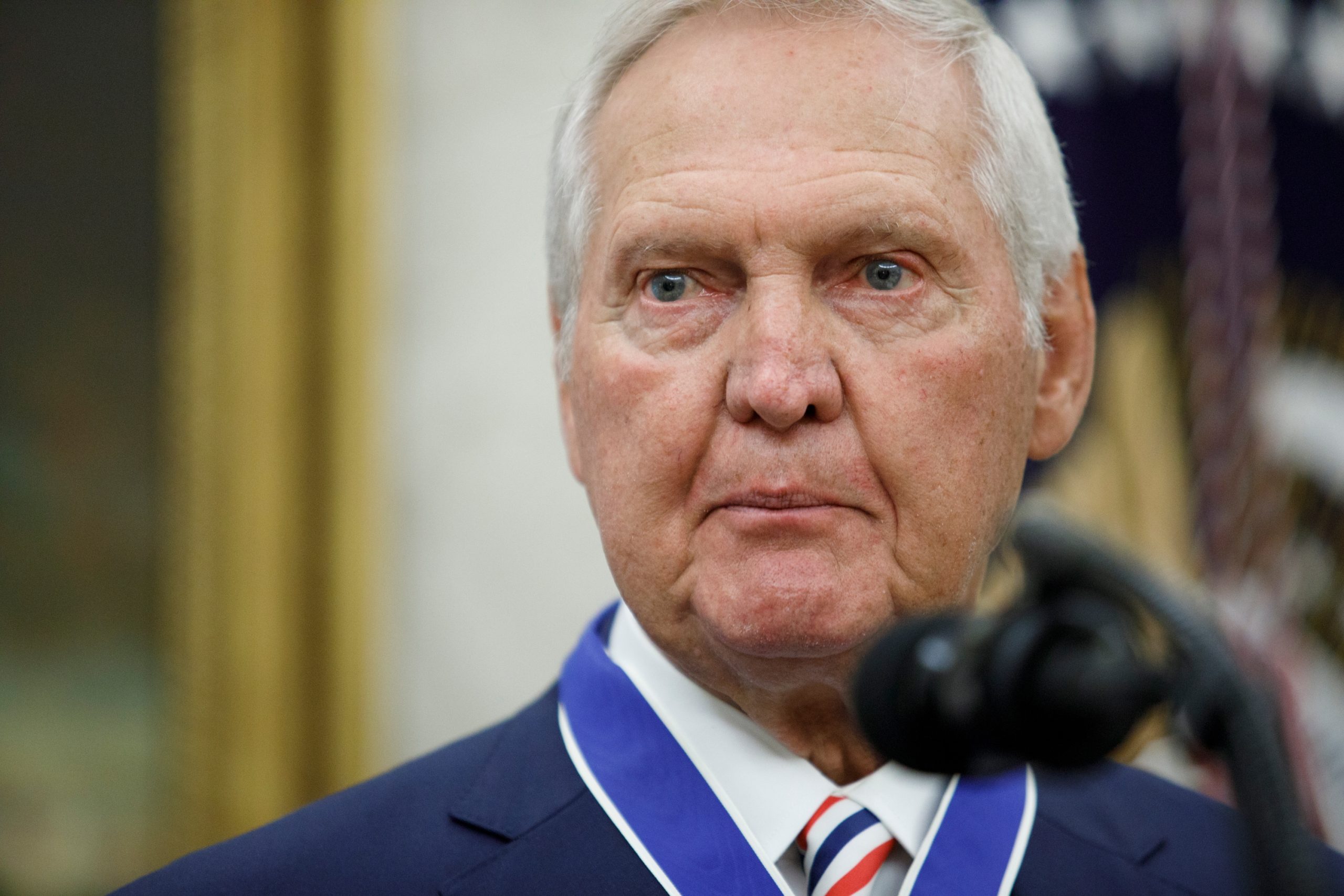 Morreu Jerry West. O basquetebolista que se tornou o logótipo da NBA