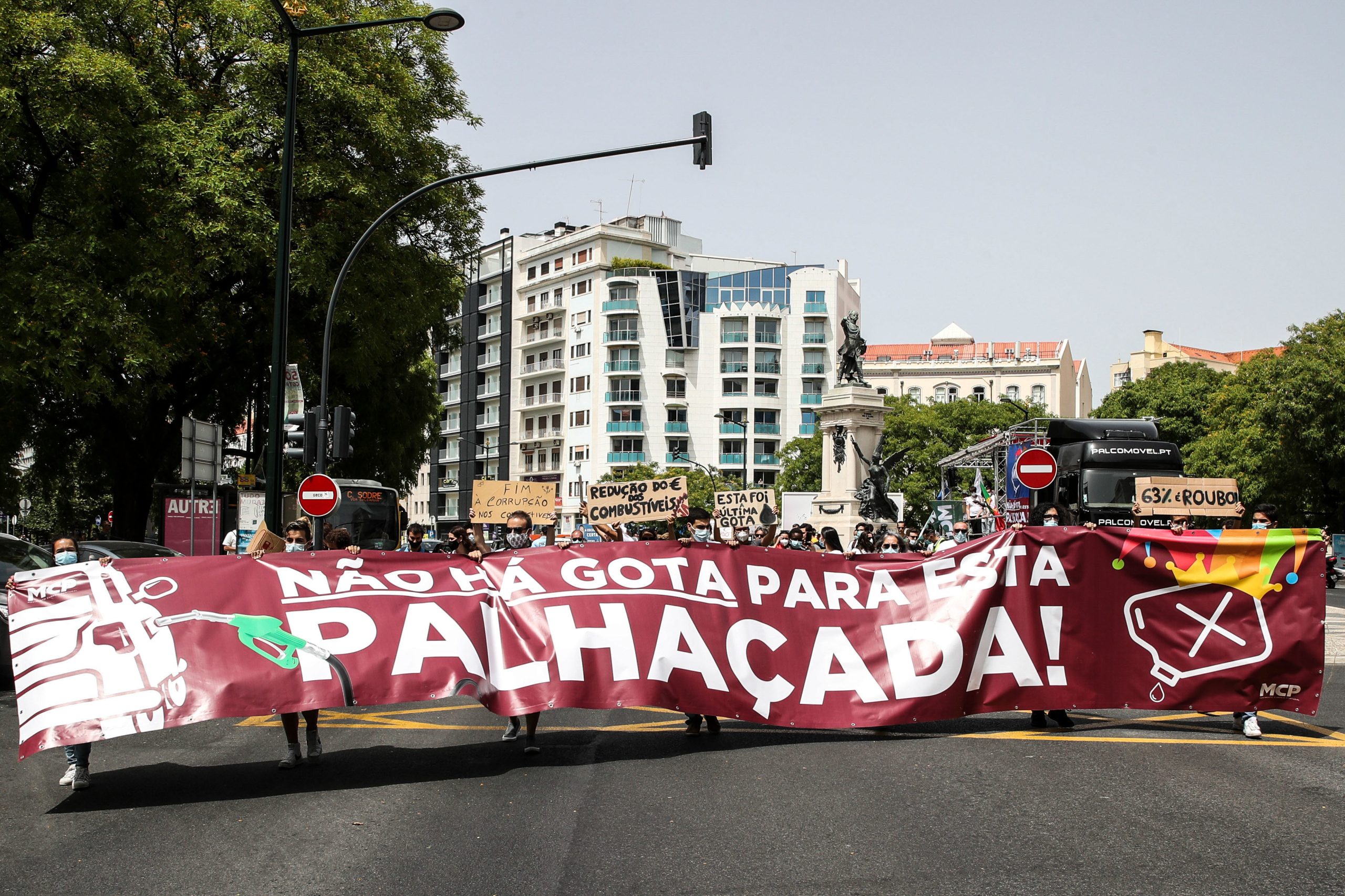 “Isto é um assalto”. Manifestantes pedem redução do preço dos combustíveis no centro de Lisboa