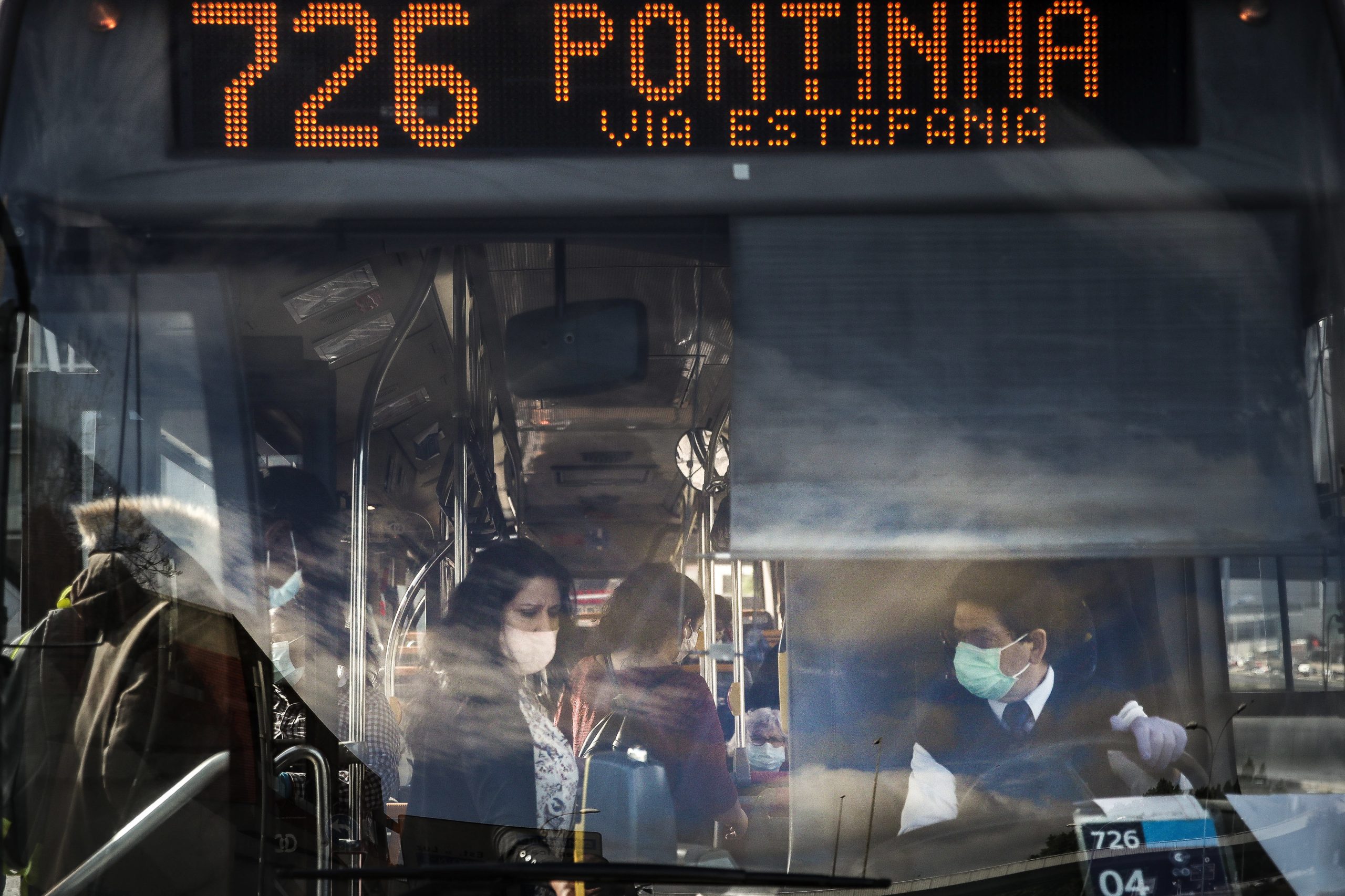 PSP e GNR impedem 780 pessoas de entrar nos transportes públicos por falta de máscaras. Três pessoas foram detidas por “intenção de não cumprir as regras”