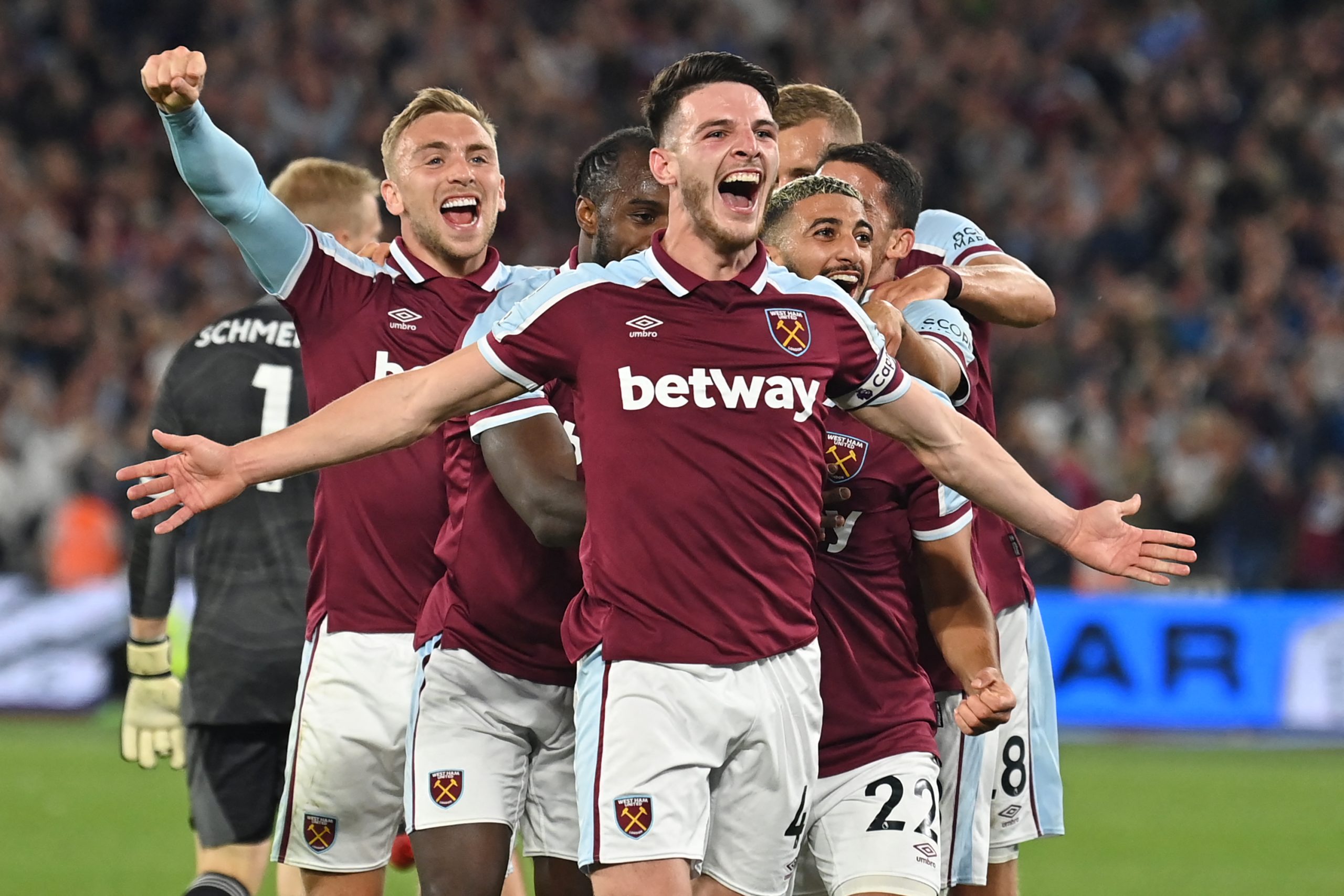 West Ham bate Leicester e sobe a primeiro na Premier League