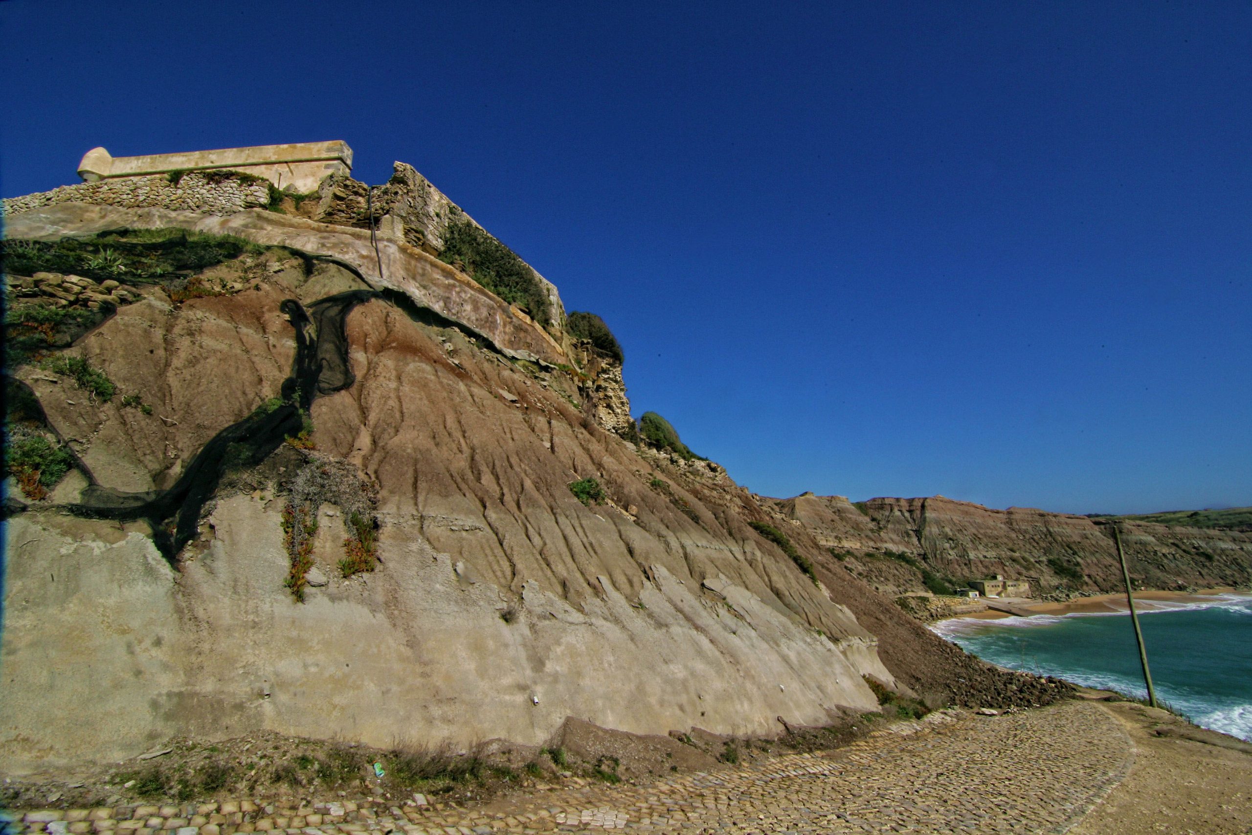 Lourinhã: Forte em risco de derrocada por erosão da arriba na praia de Paimogo