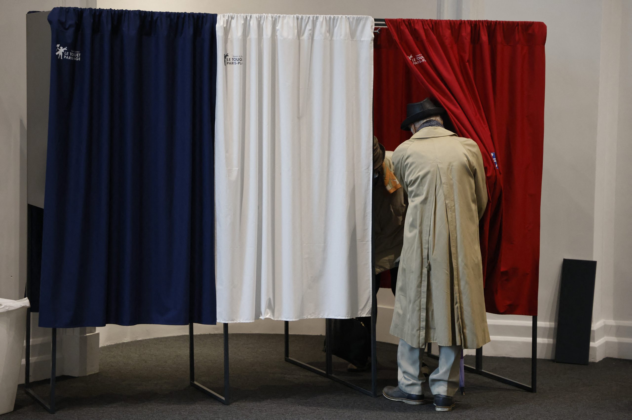 Franceses fazem “greve” às urnas e direita é a “sua pior inimiga”