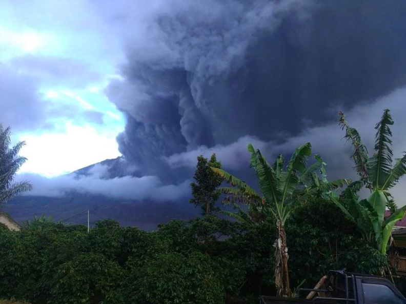 Vulcão Sinabung na Indonésia entra em erupção