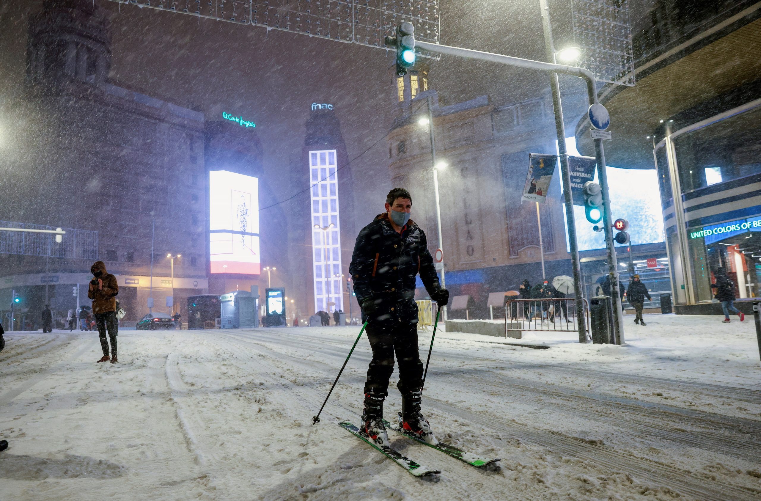 As imagens da tempestade de neve que paralisou Espanha e já fez quatro mortos