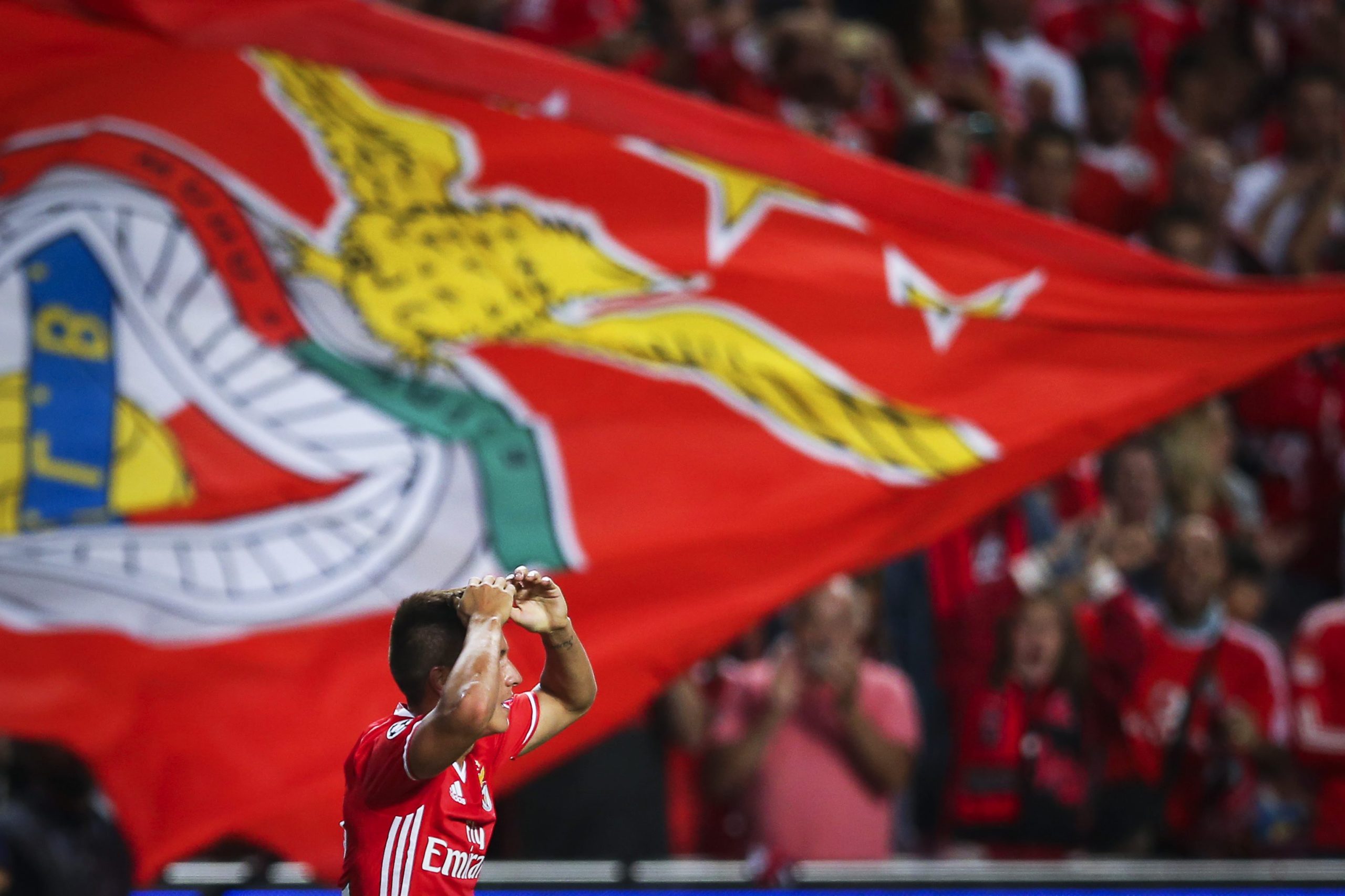 Benfica goleia na Luz e consolida liderança isolada do campeonato