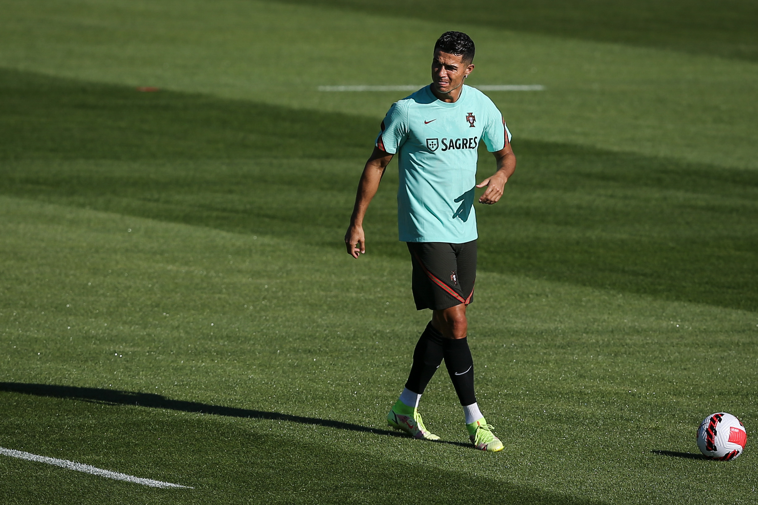 Ronaldo quer ganhar troféus no United e louva “pai no futebol” Alex Ferguson