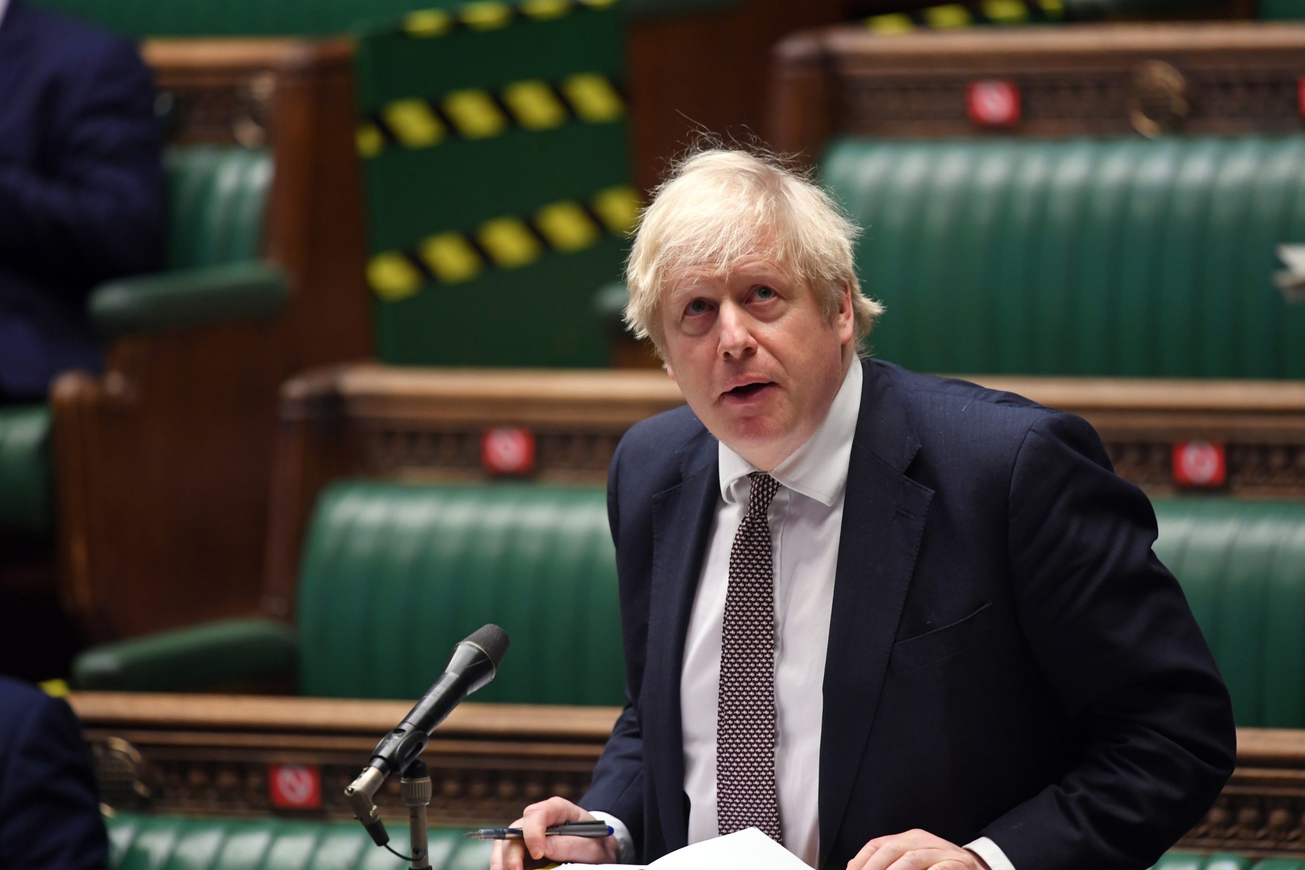 Covid-19: Boris Johnson espera acabar com restrições em junho e proíbe viagens ao estrangeiro até 17 de maio