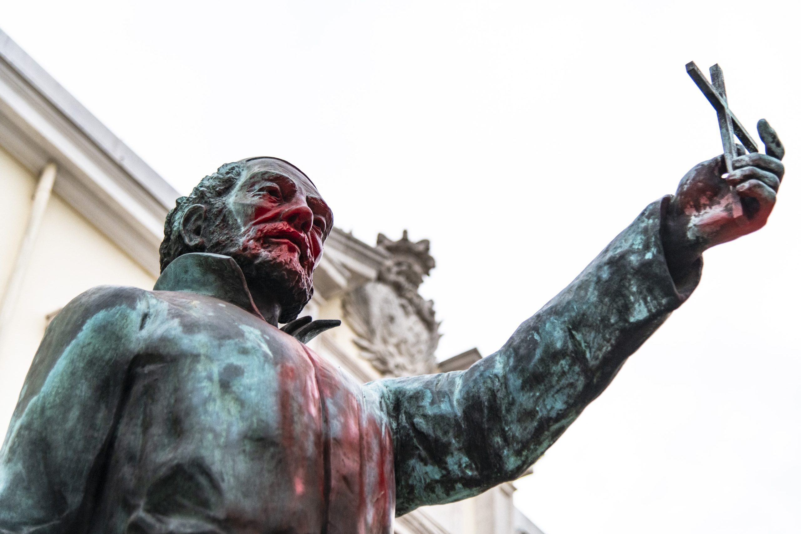Câmara de Lisboa limpou estátua de Padre António Vieira que apareceu vandalizada